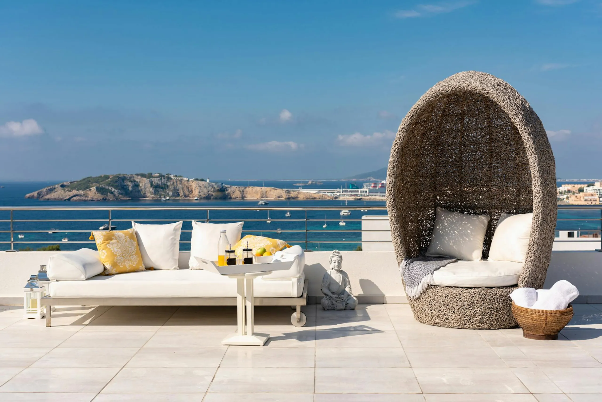 Contemporary Oceanside Villa in Ibiza with Private Pool and Sun Deck — photograph 11