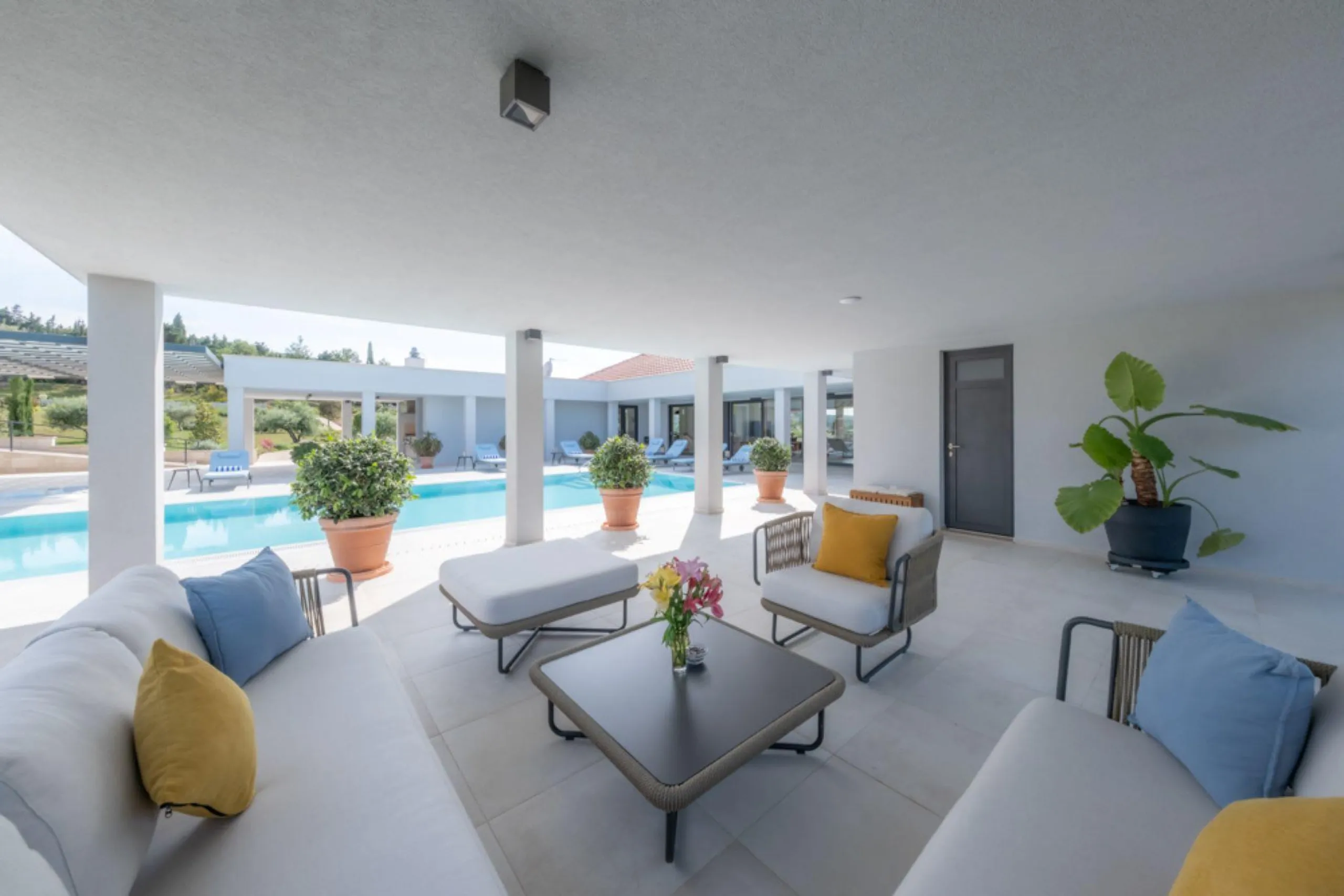 Invigorating Contemporary Villa with Private Pool and Garden View — photograph 6