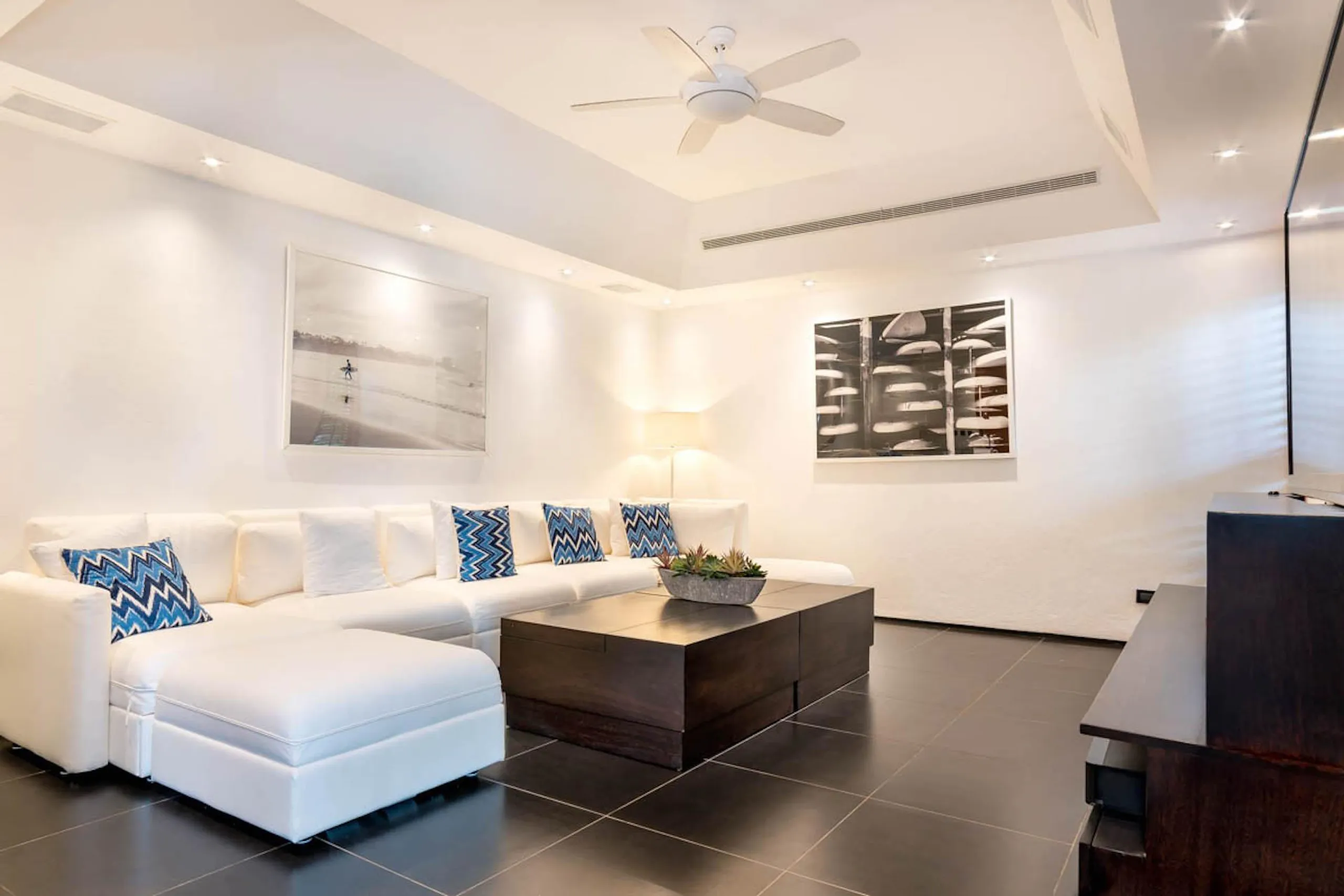Invigorating Casa de Campo Villa with Lush Greenery and Grand Estates — photograph 5