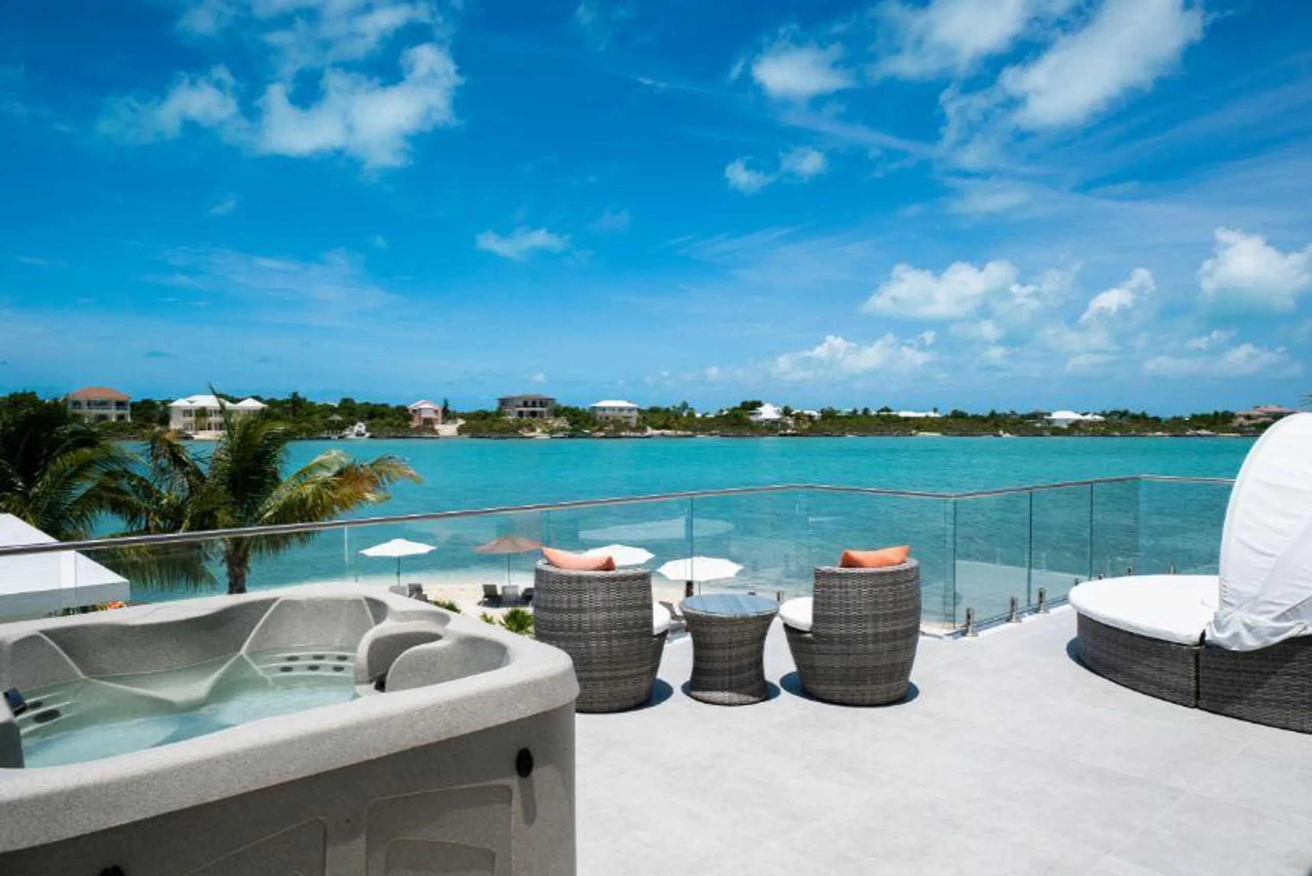 Chic Waterside Villa with Private Pool and Stunning Views — photograph 7