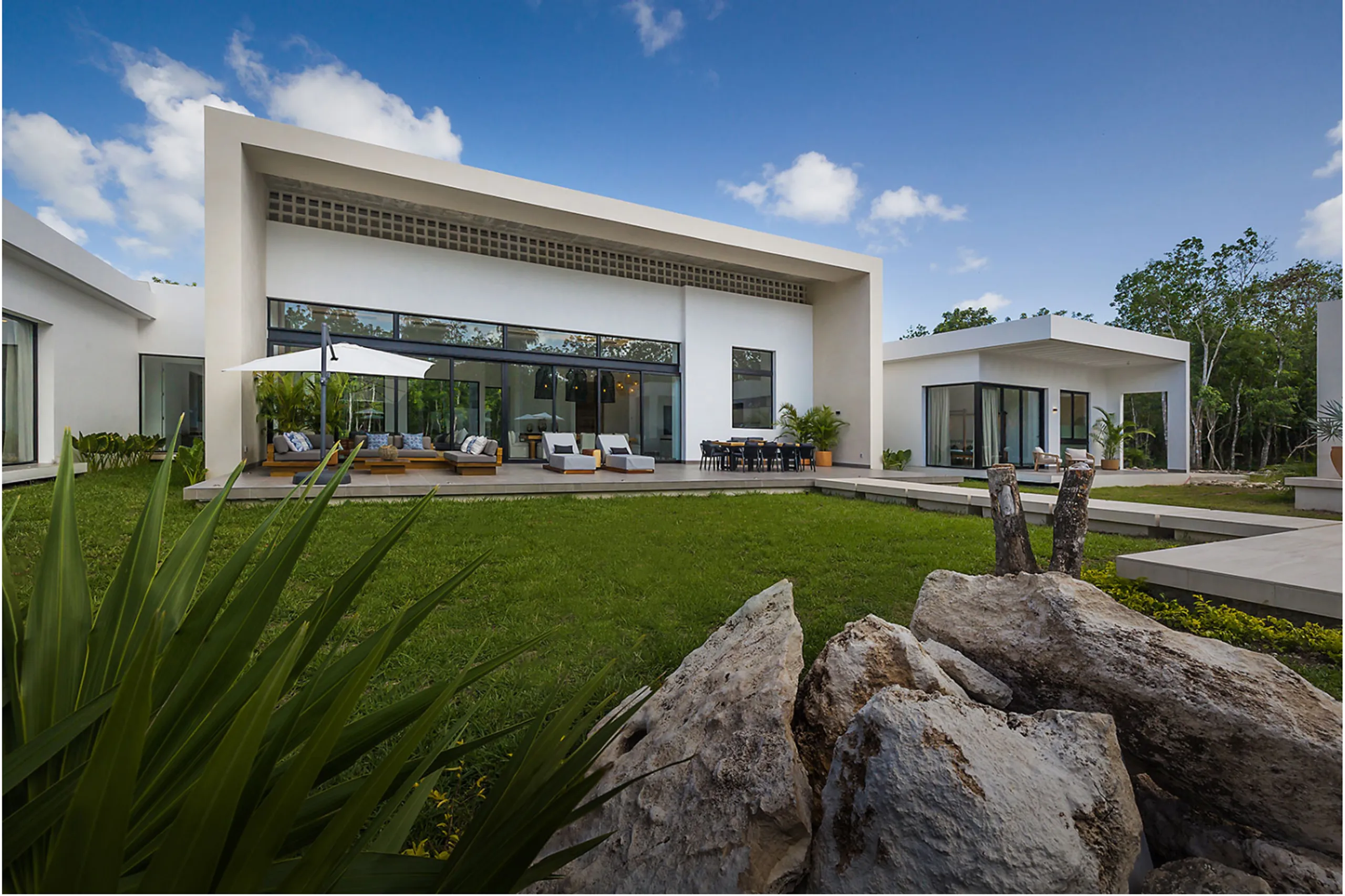 Grandiose Contemporary Architectural Villa with Pool and Jungle Views — photograph 12