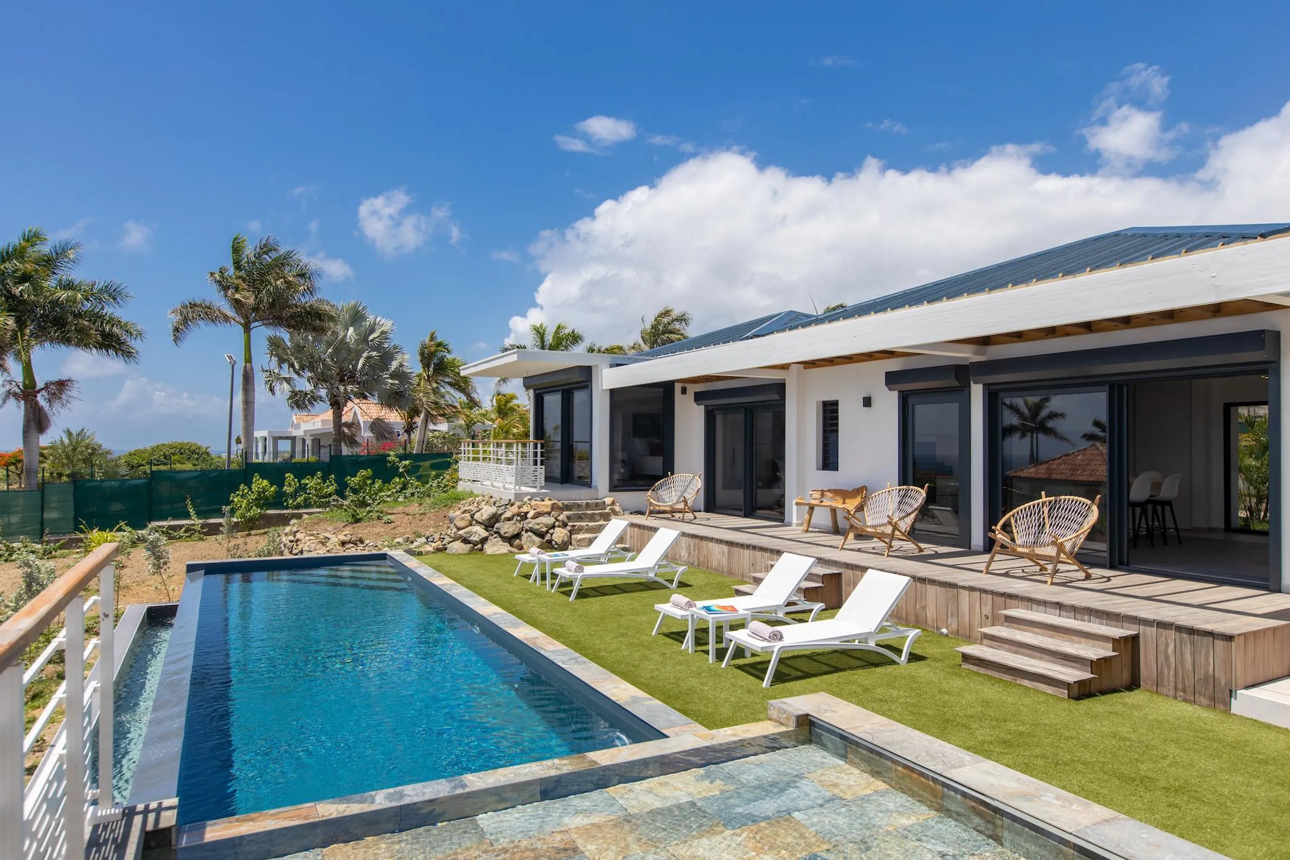 Sleek and Modern Designed Villa with Heated Pool and Breathtaking Ocean View — photograph 2
