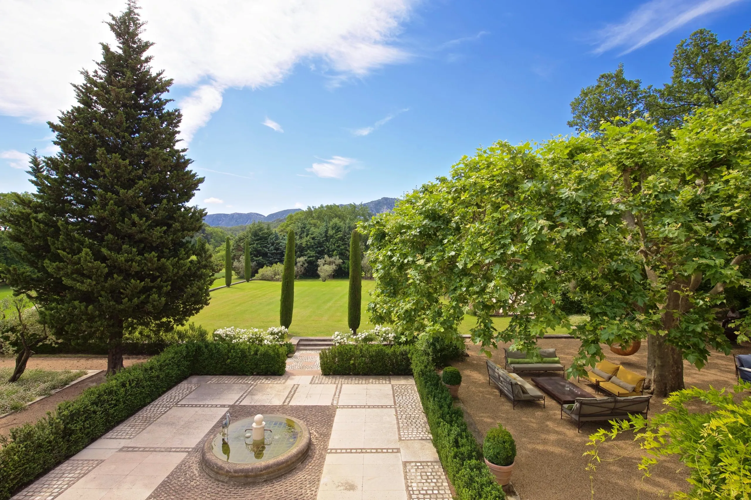 Provencal Paradise Estate with Gorgeous Pool and Lush Garden Grounds — photograph 5