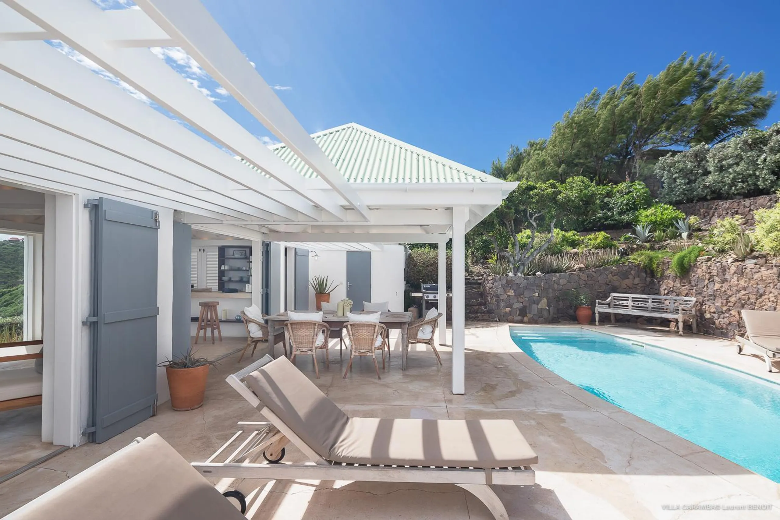 Elegant Seaside Villa with Private Pool and Walks to Beach — photograph 3