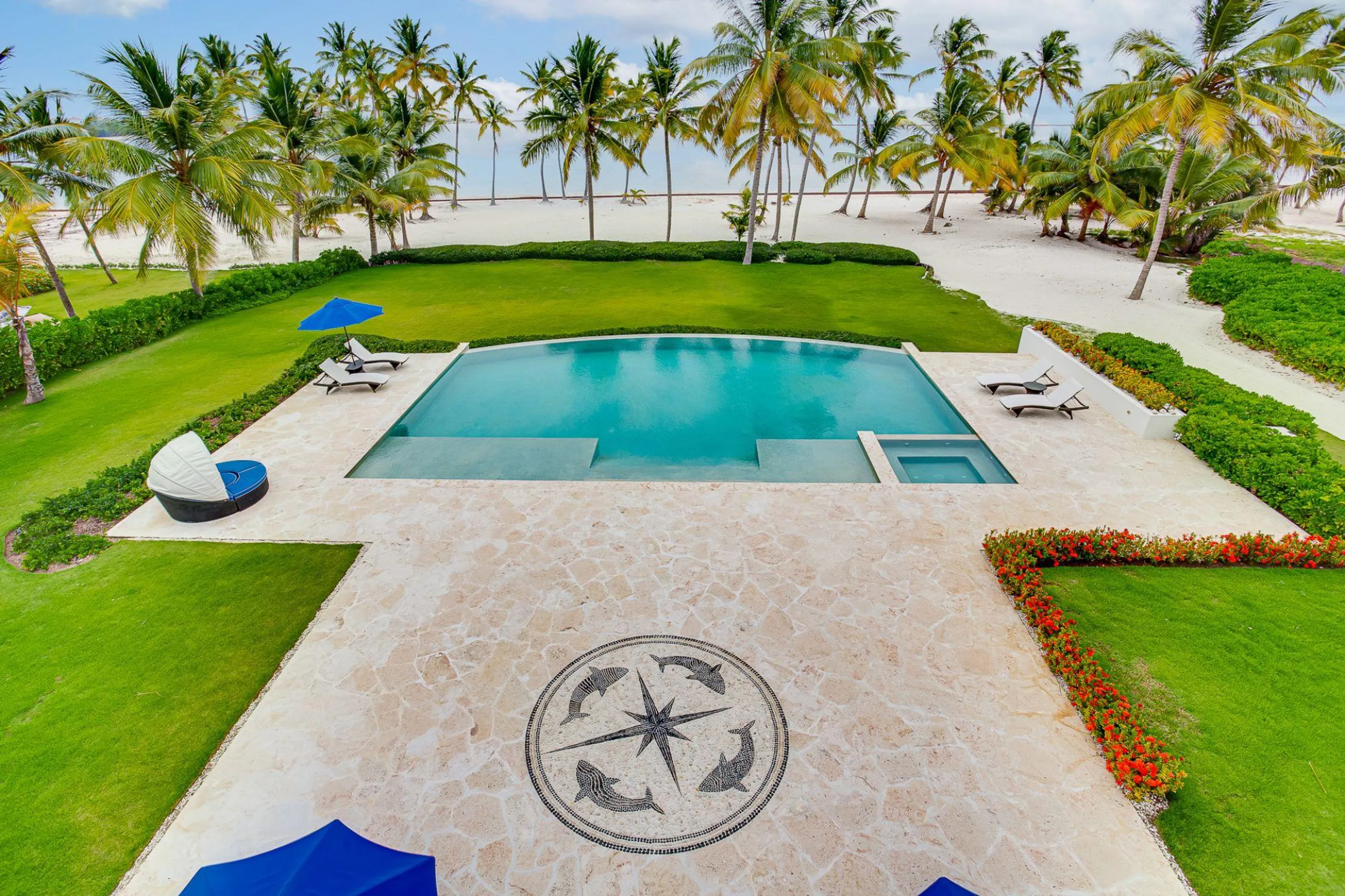 Splendid Beachfront Estate with Invigorating Pool and Grand Garden Grounds — photograph 2