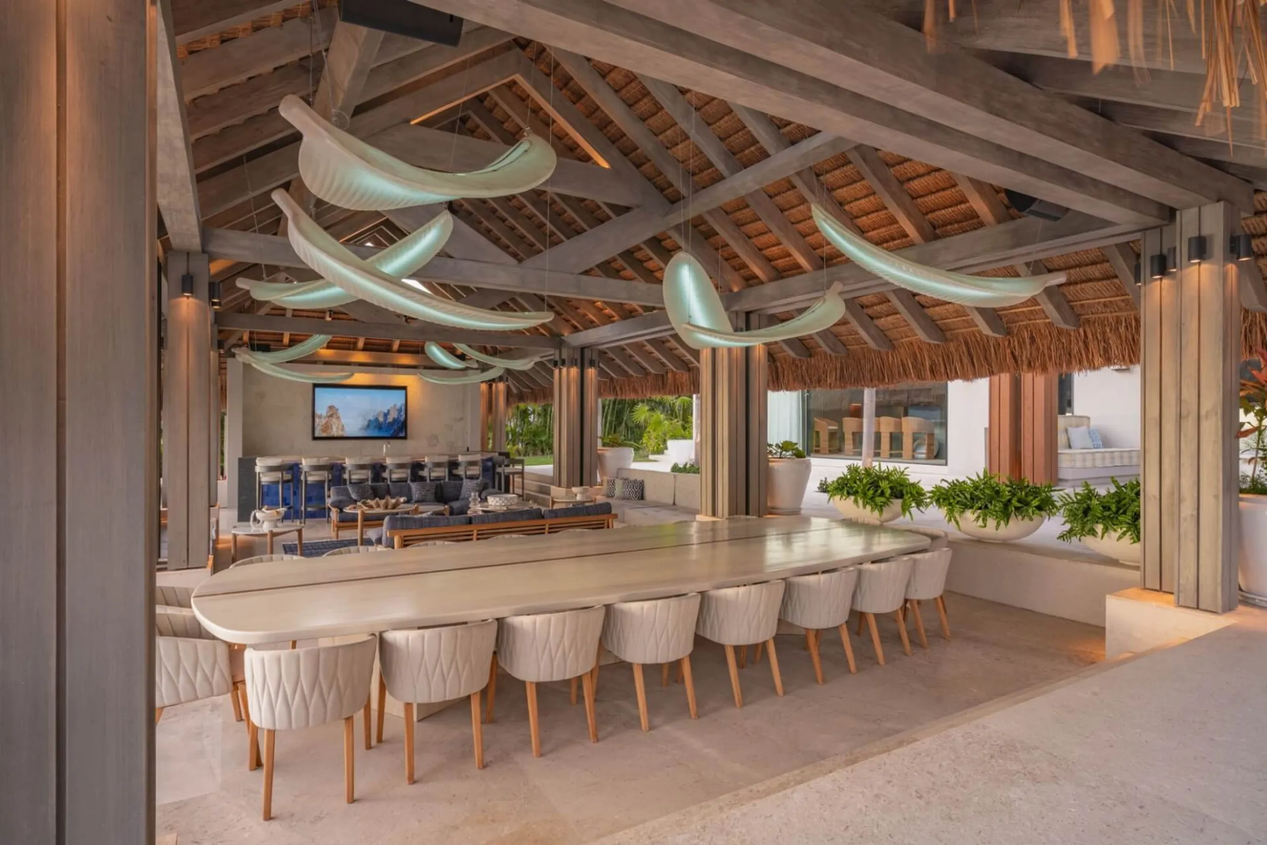Oceanfront Luxury Estate with Infinity Pool, Theater, Bowling Alley & Spa — photograph 8
