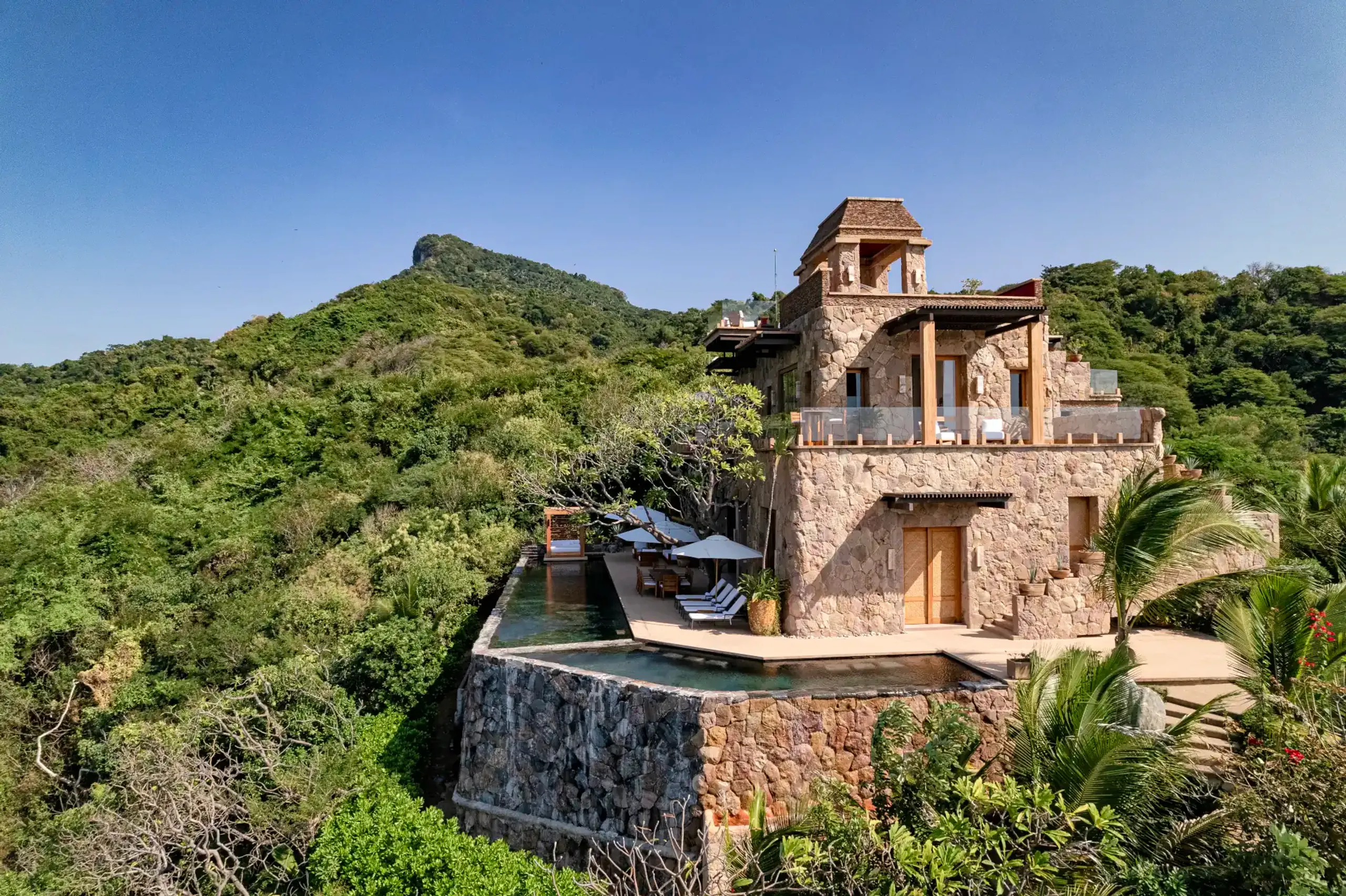 Refreshing Cultural-Inspired Punta Mita Villa with Infinity Pool & Beach Access — photograph 2
