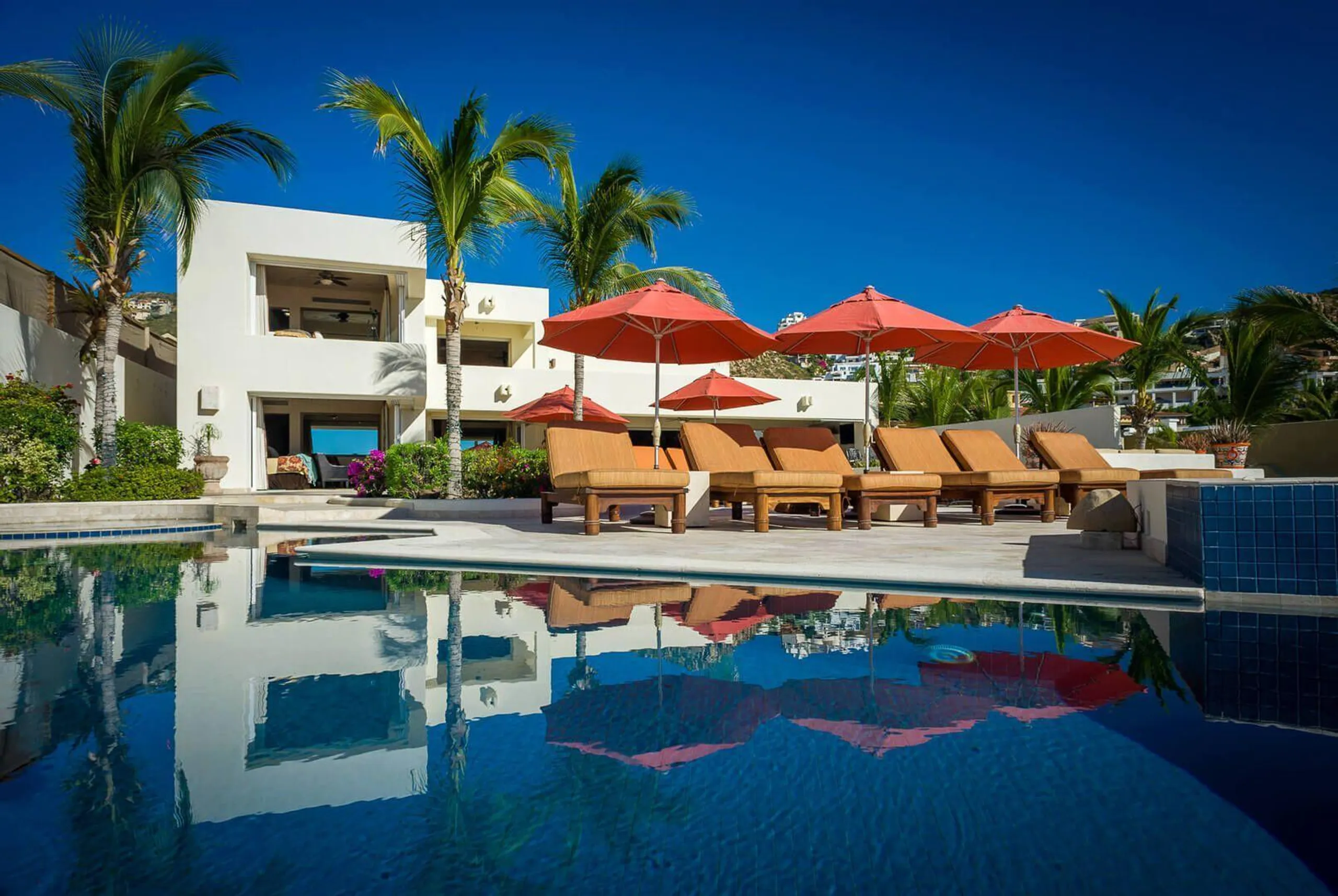 Contemporary Pedregal Estate with Infinity Pool and Ocean Views — photograph 2