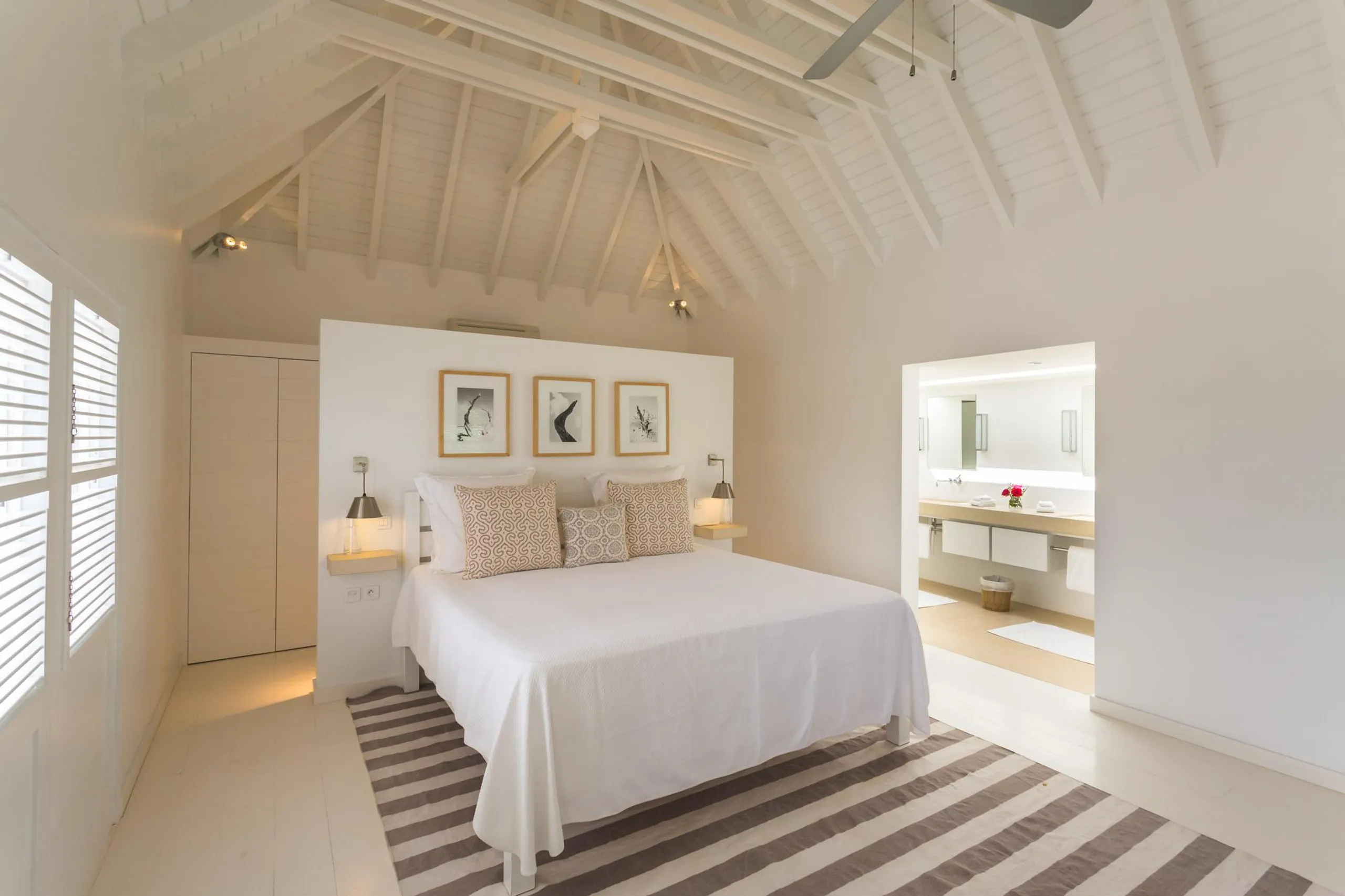 Chic Tropical Villa with Private Pool and Luxury Gazebo — photograph 6