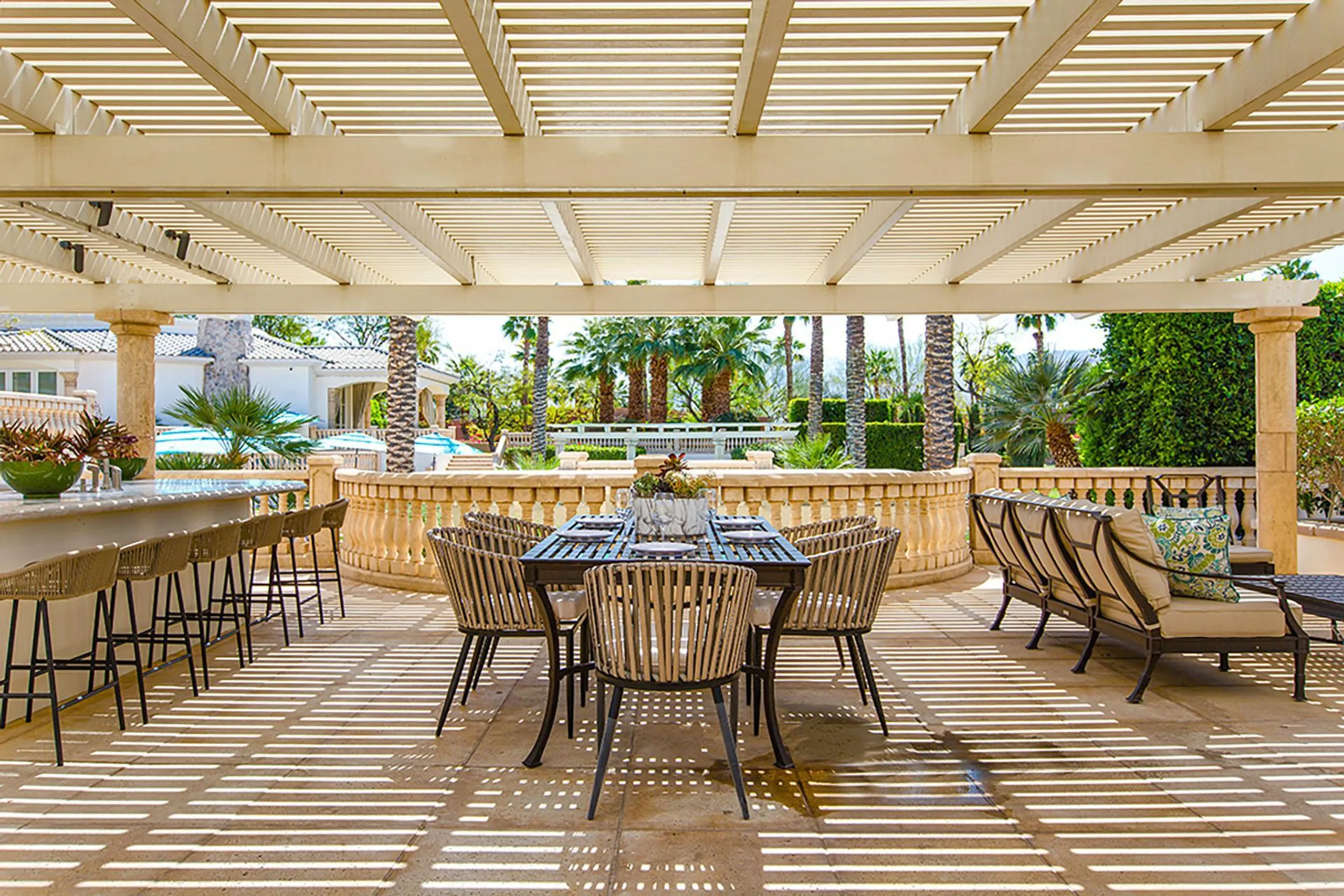 Elegant Luxe Desert Estate with Private Lake, Pool, and Tennis Court — photograph 10