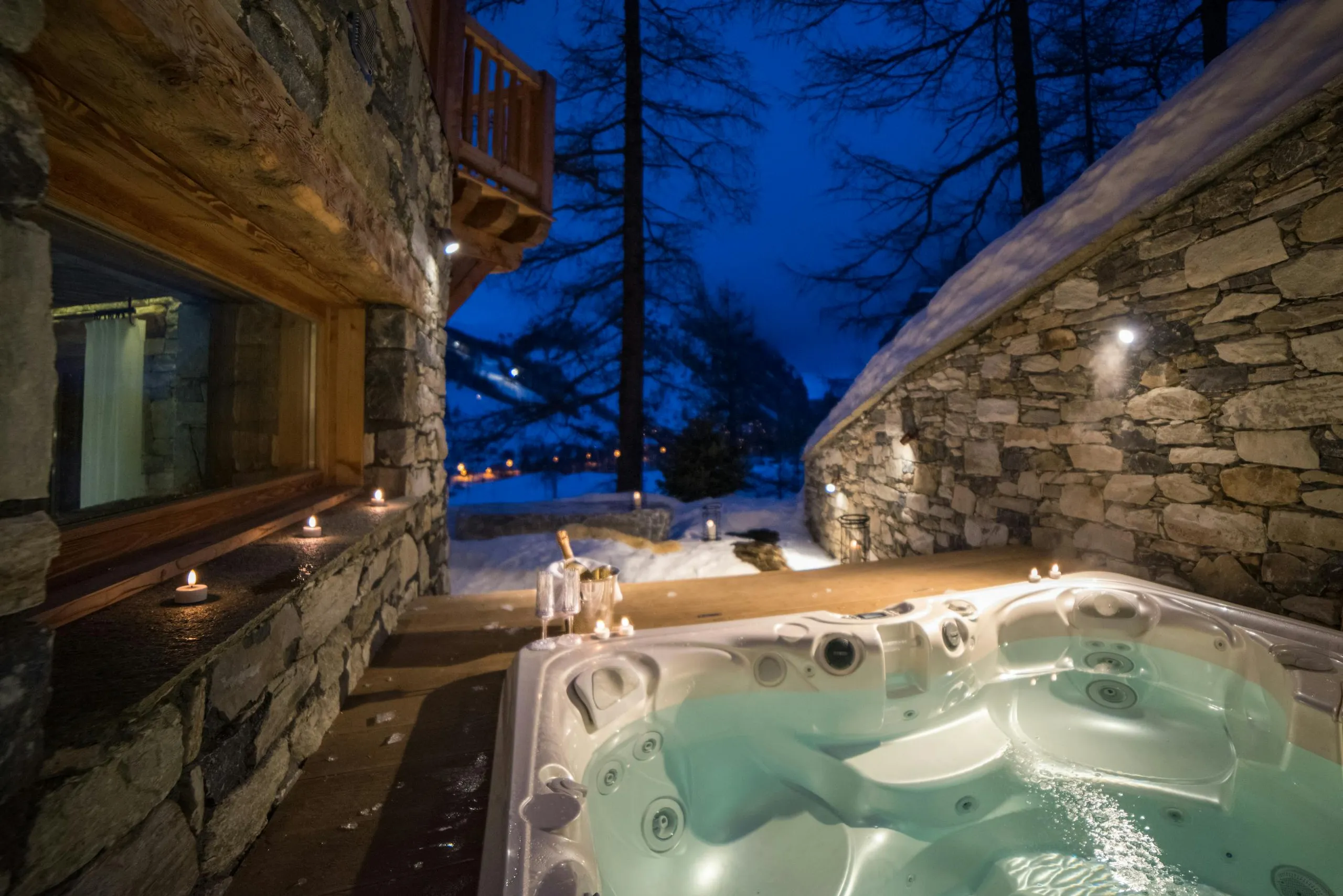 Captivating Val D Isere Chalet with Home Theater, Jacuzzi and Fireplace — photograph 6