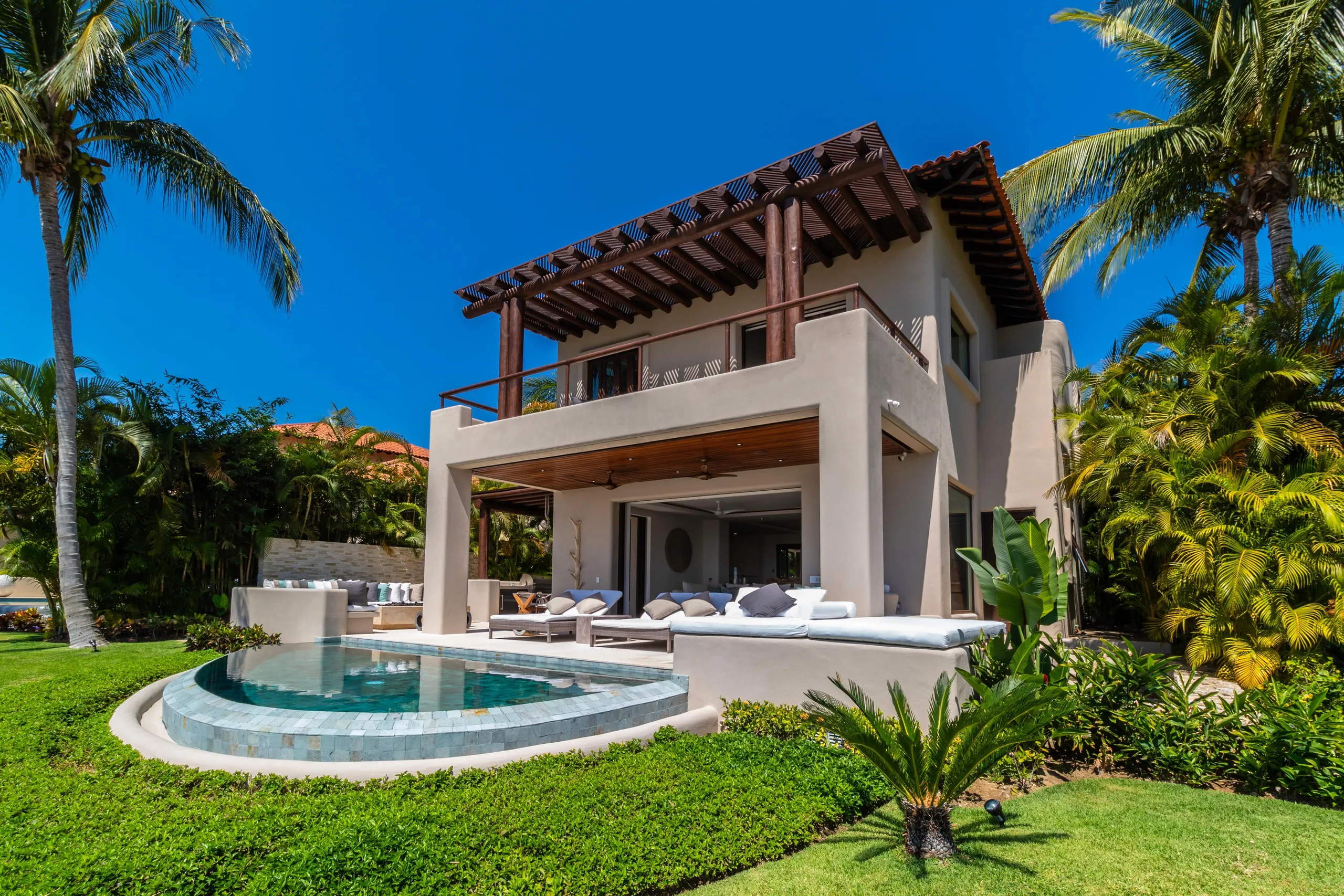 El Encanto Spanish Oasis with Infinity Pool and Ocean Views — photograph 3