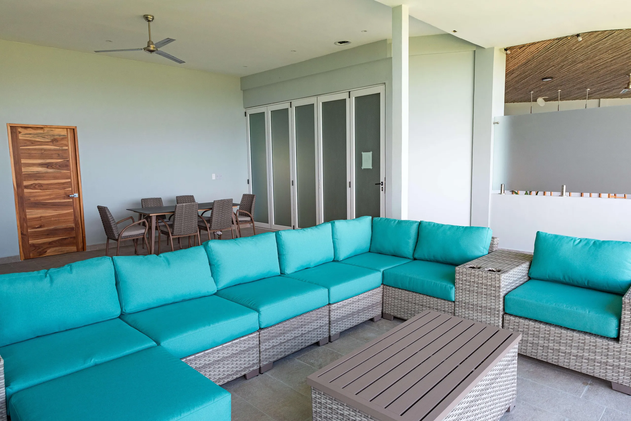 Sleek Rainforest Rental with Panoramic Pacific Ocean Views — photograph 4