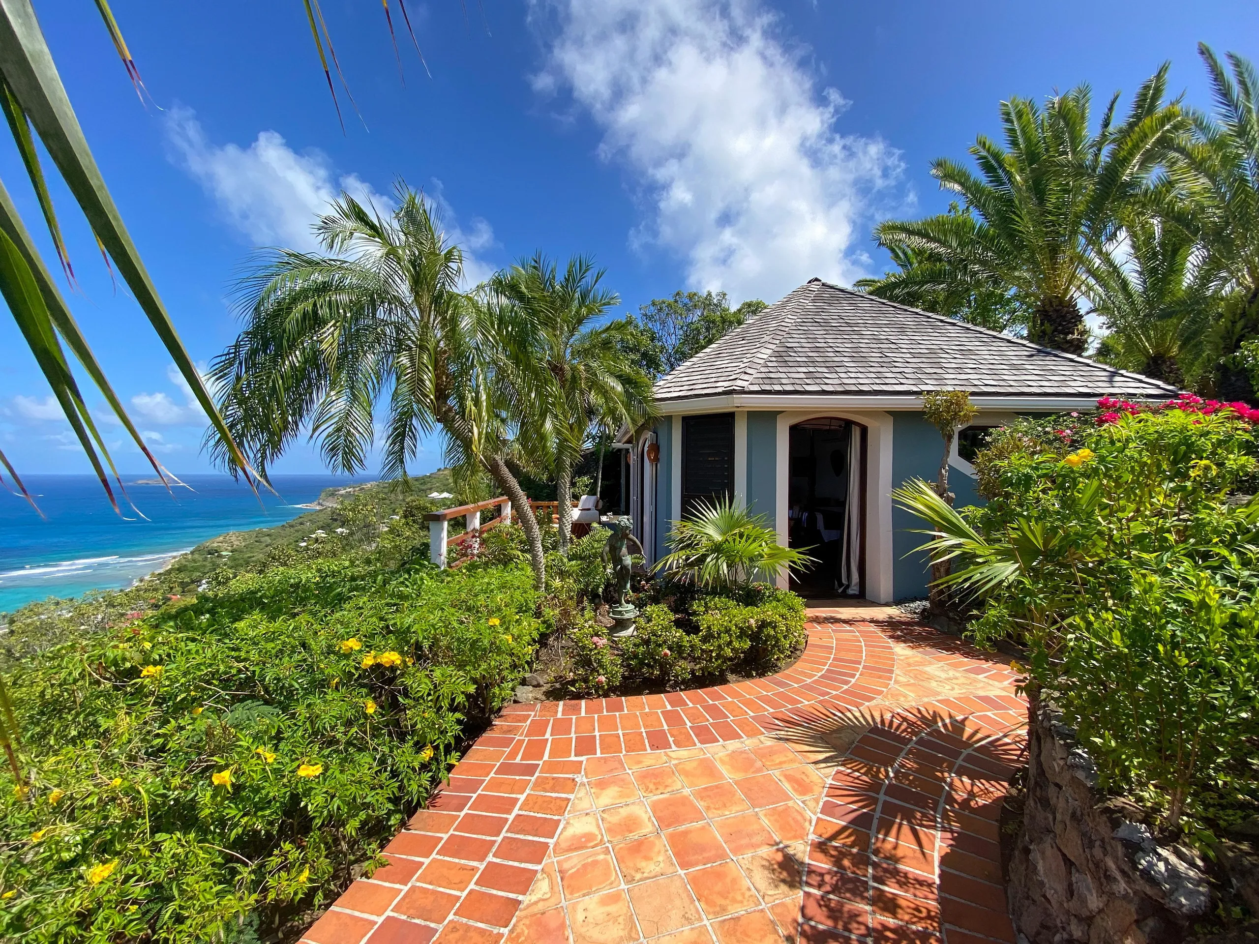 Stunning Oceanside Estate with Private Pool and Jacuzzi — photograph 11