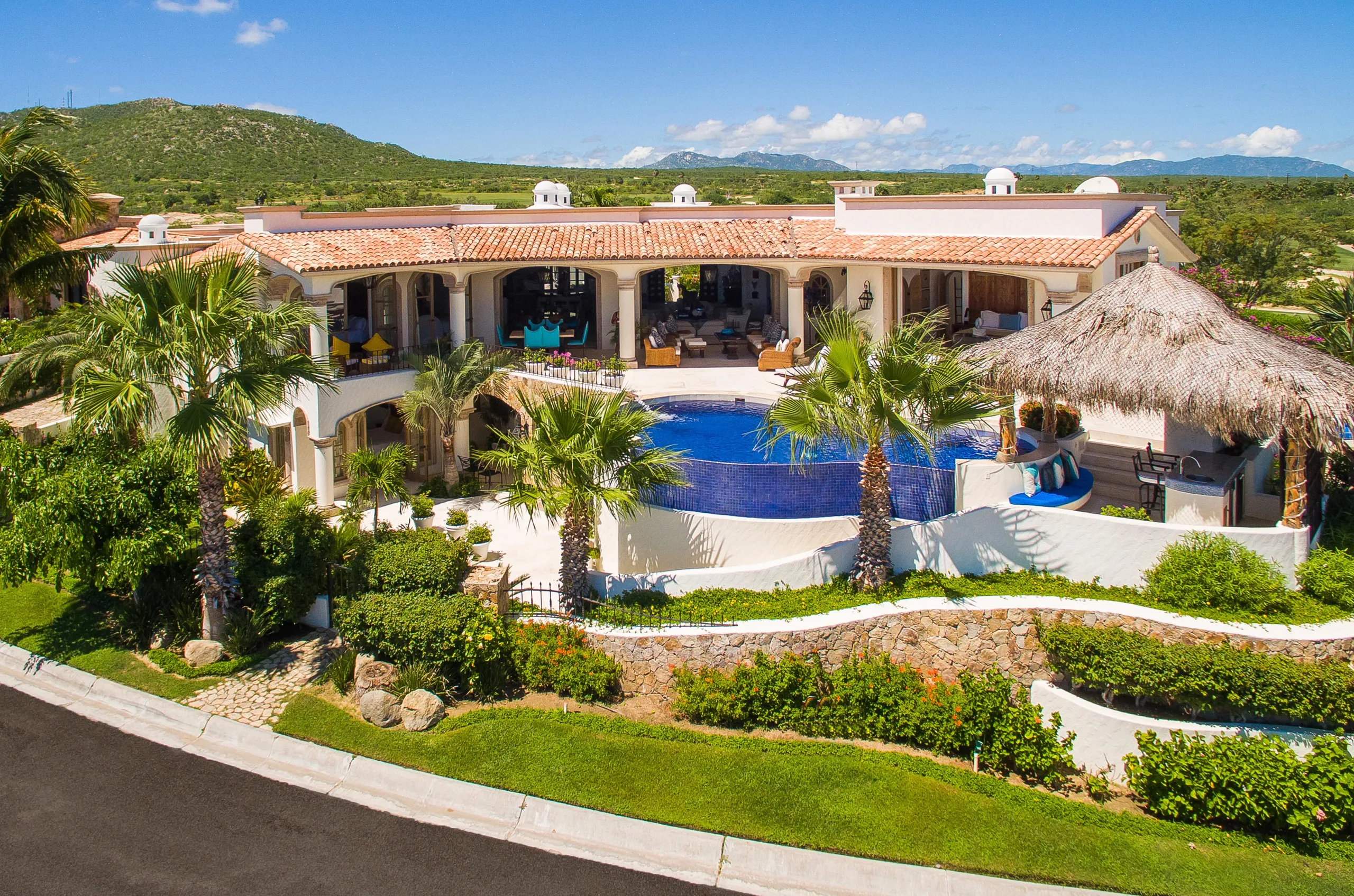 Prestige Oasis Villa with Infinity Pool, Jacuzzi, and Prime Ocean-View — photograph 9