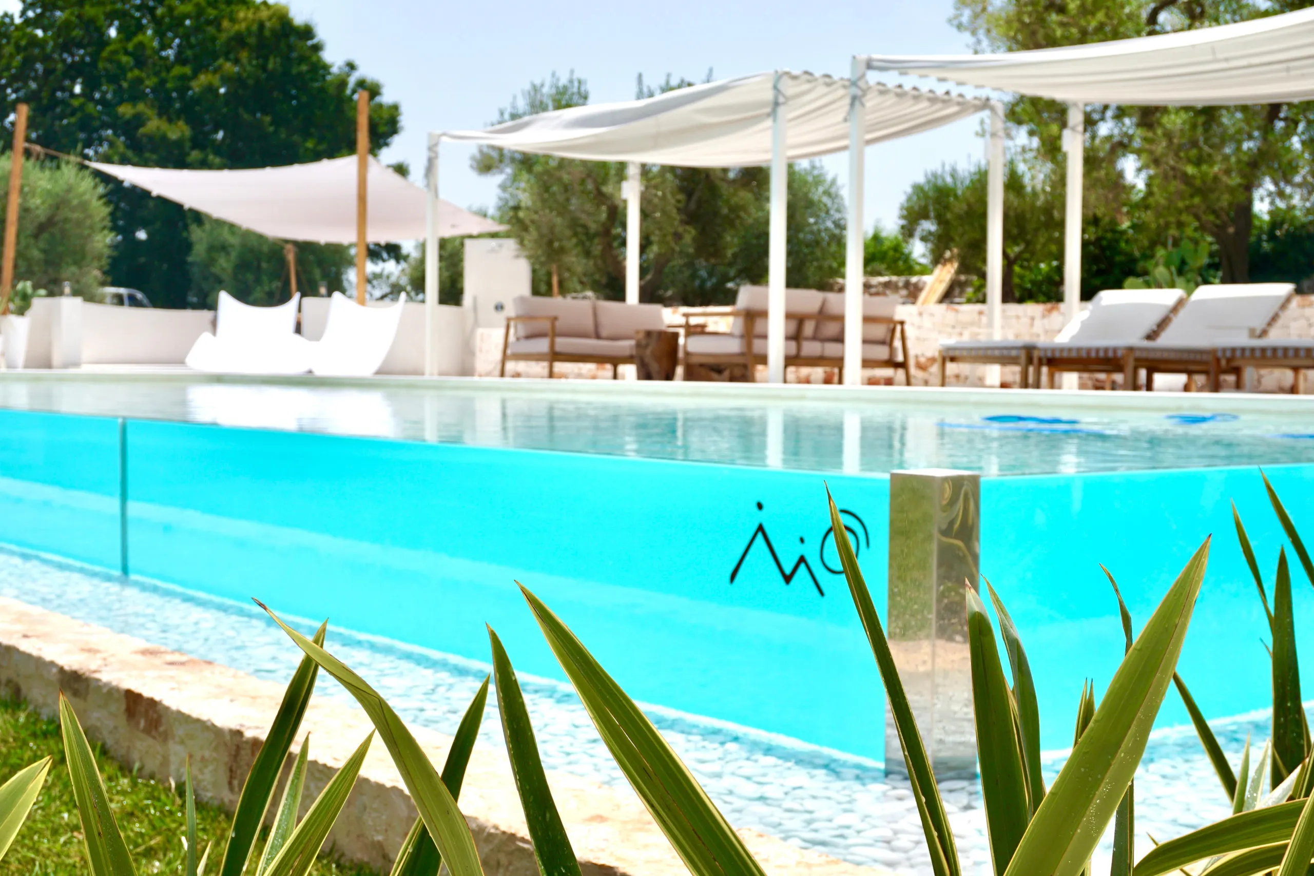 Sparkling Blue Haven Villa with infinity Pool — photograph 4