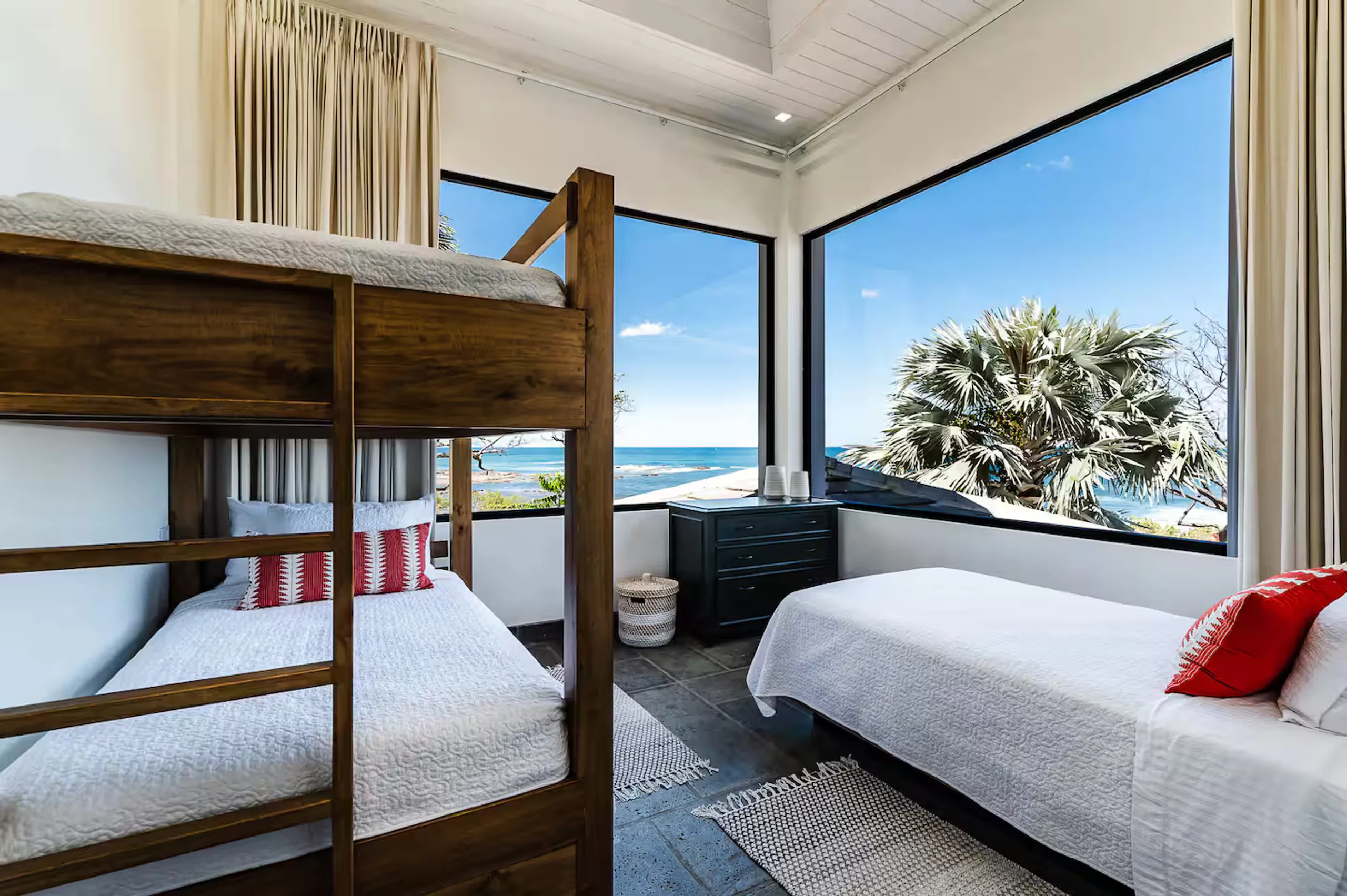 Stunning 7BR Oceanfront Estate with Invigorating Pool — photograph 10