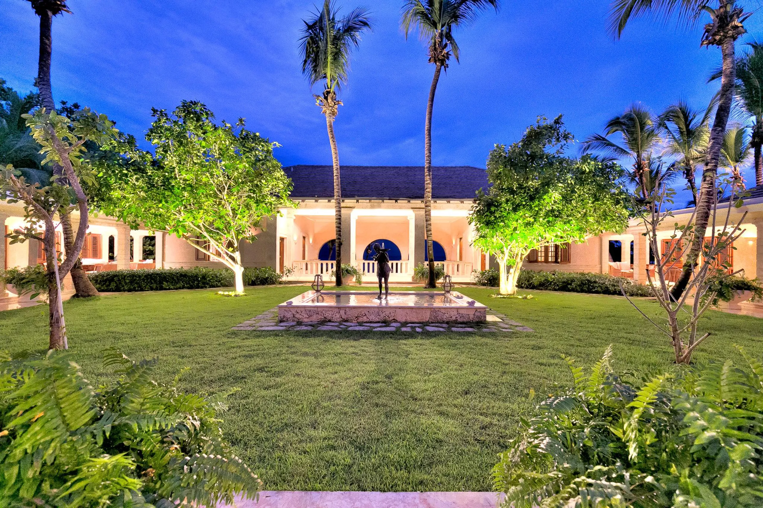 Colonial Heritage Villa with Private Pool and Sea Views — photograph 6