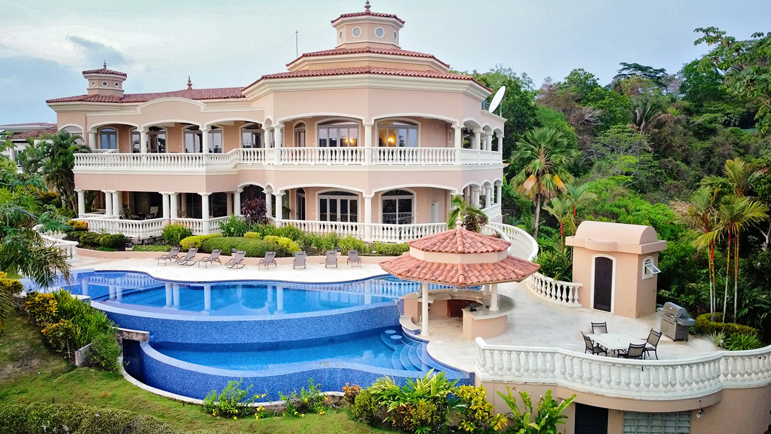 Lavish Villa with Infinity Pool, Hand-Painted Ceilings, and Beach Club Access — photograph 2