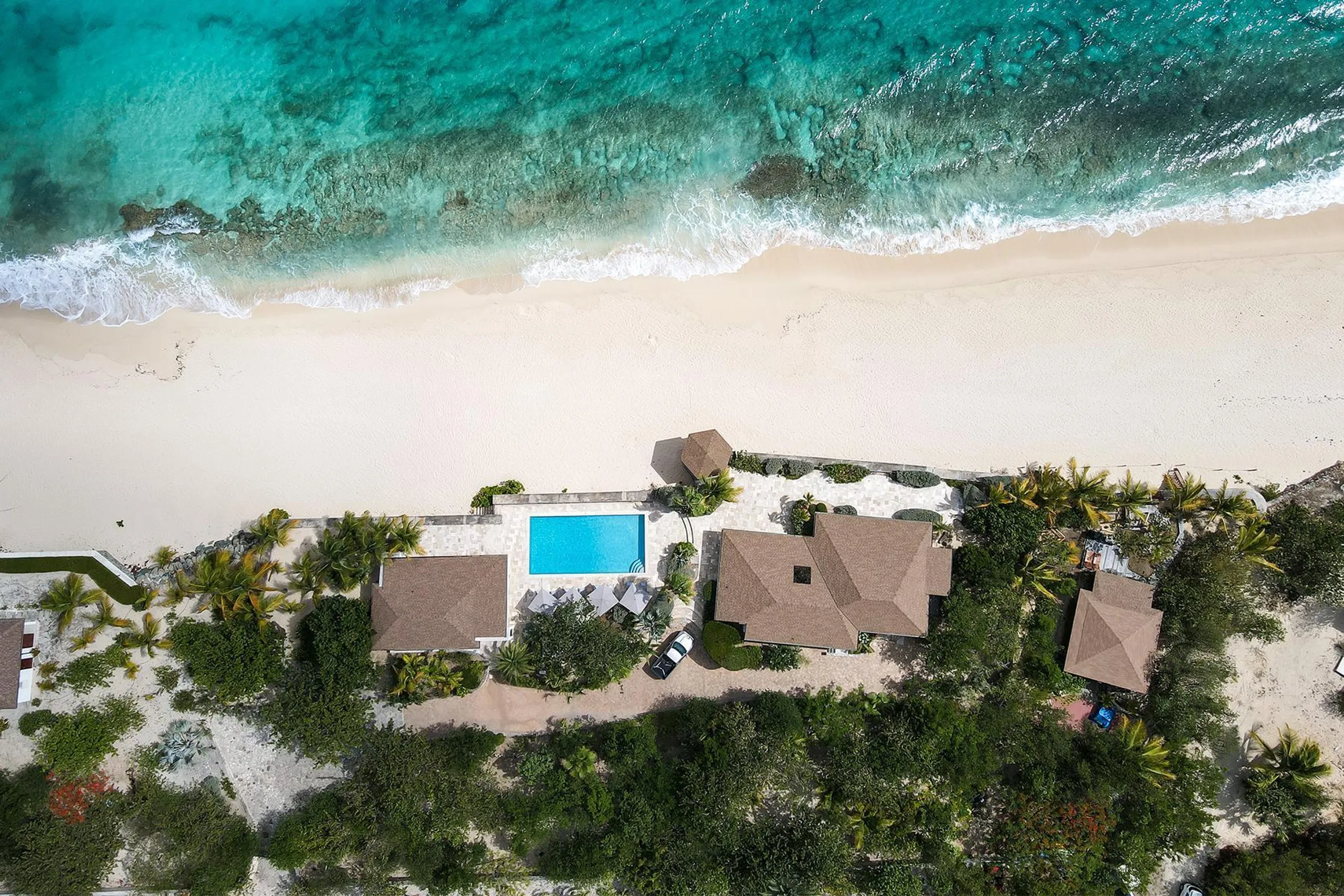 Beachfront Bliss: Luxury Villa Rental with Breathtaking Views and Serene Gardens — photograph 4