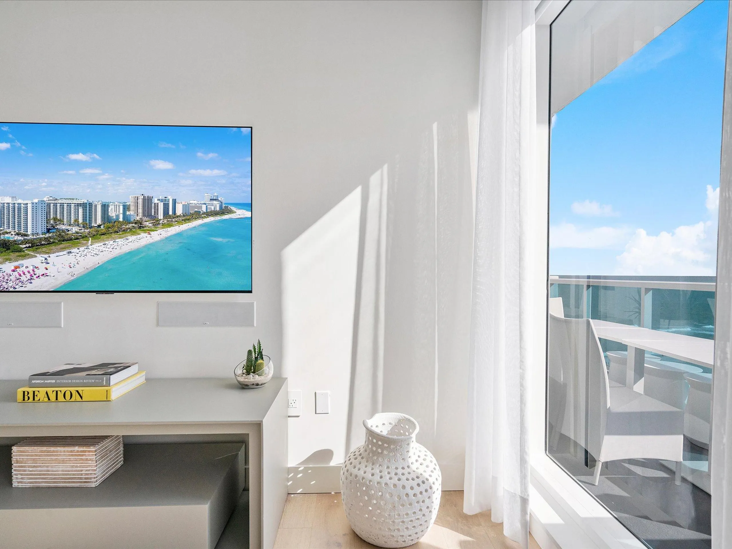 Elegant Oceanview Retreat with Walks to Beach. — photograph 4