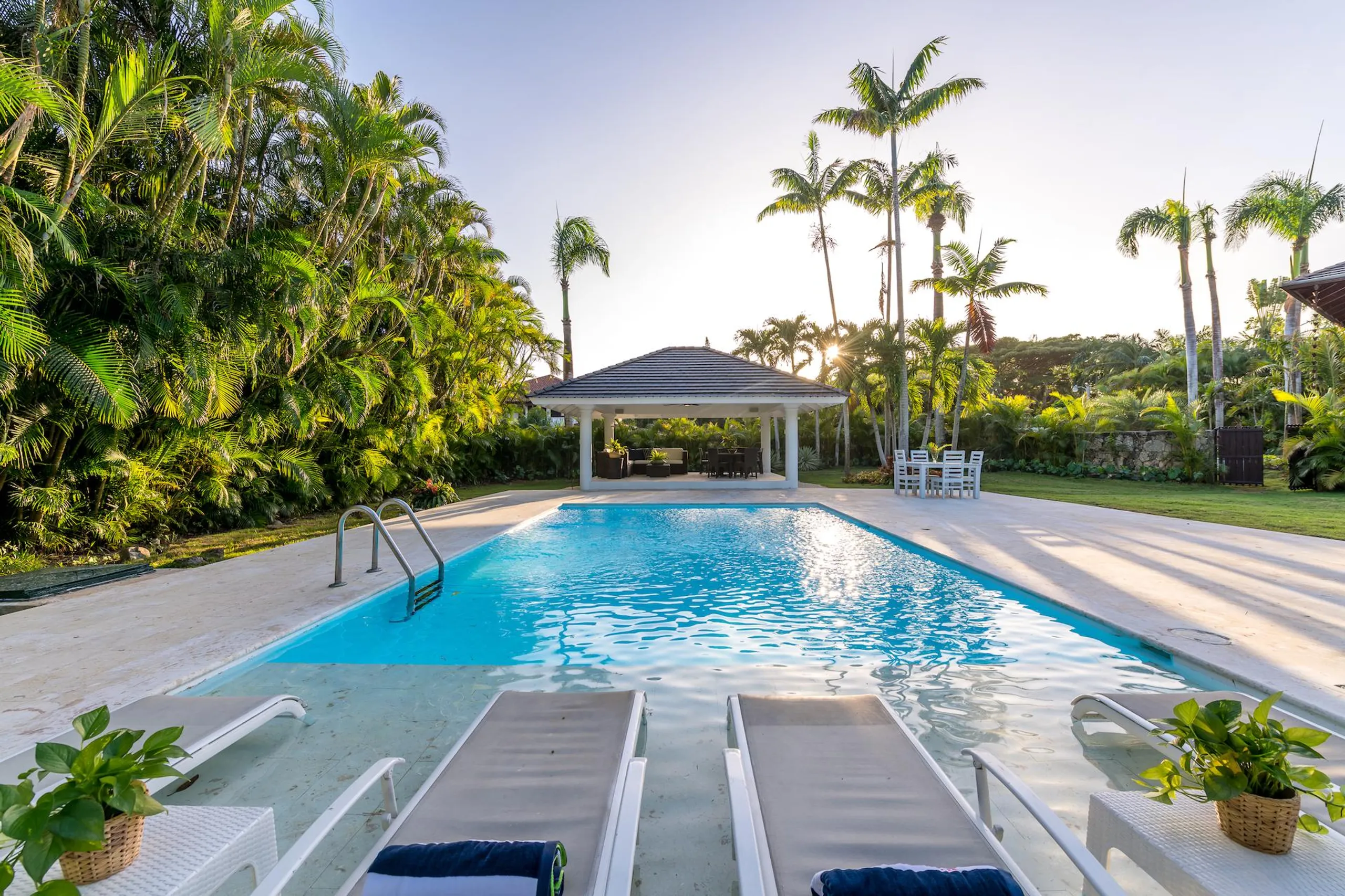 Refined Modern Villa with Swimming Pool and Minitas Beach Nearby — photograph 2