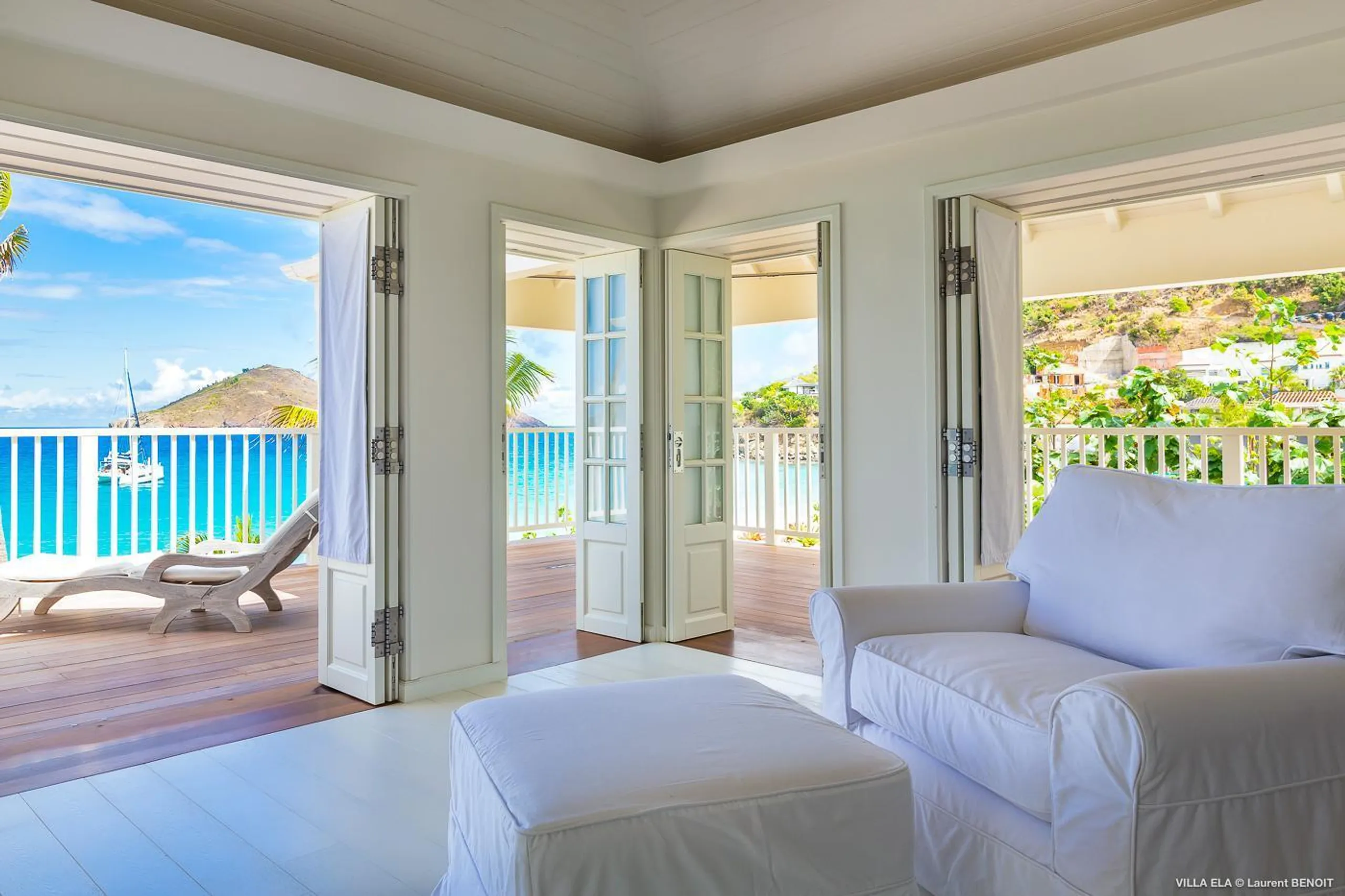 Majestic Beachfront Villa with Tennis Court, Private Pool and Walks to Ocean — photograph 12