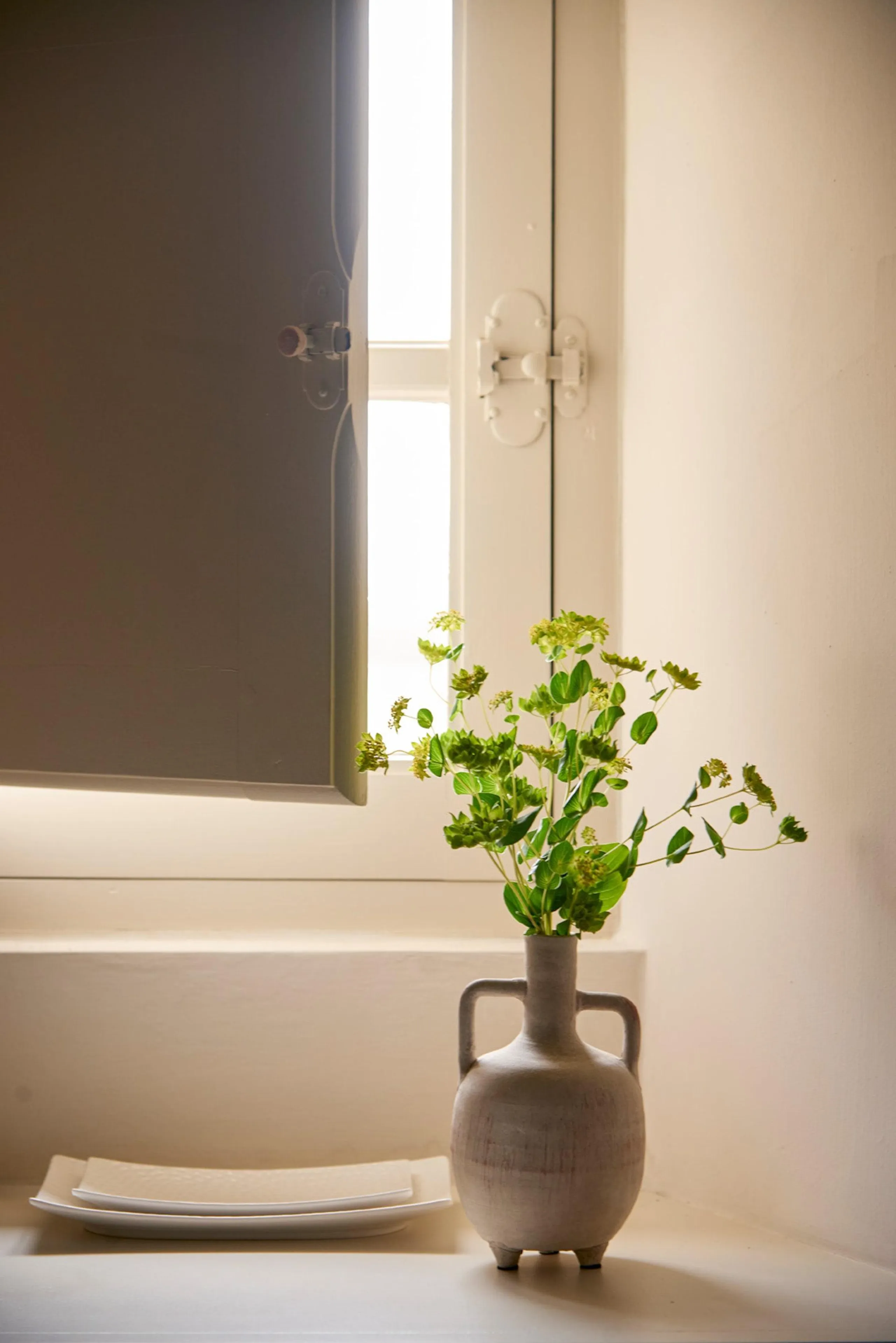 Cozy Traditional Farmhouse with Beautiful Gardens — photograph 12