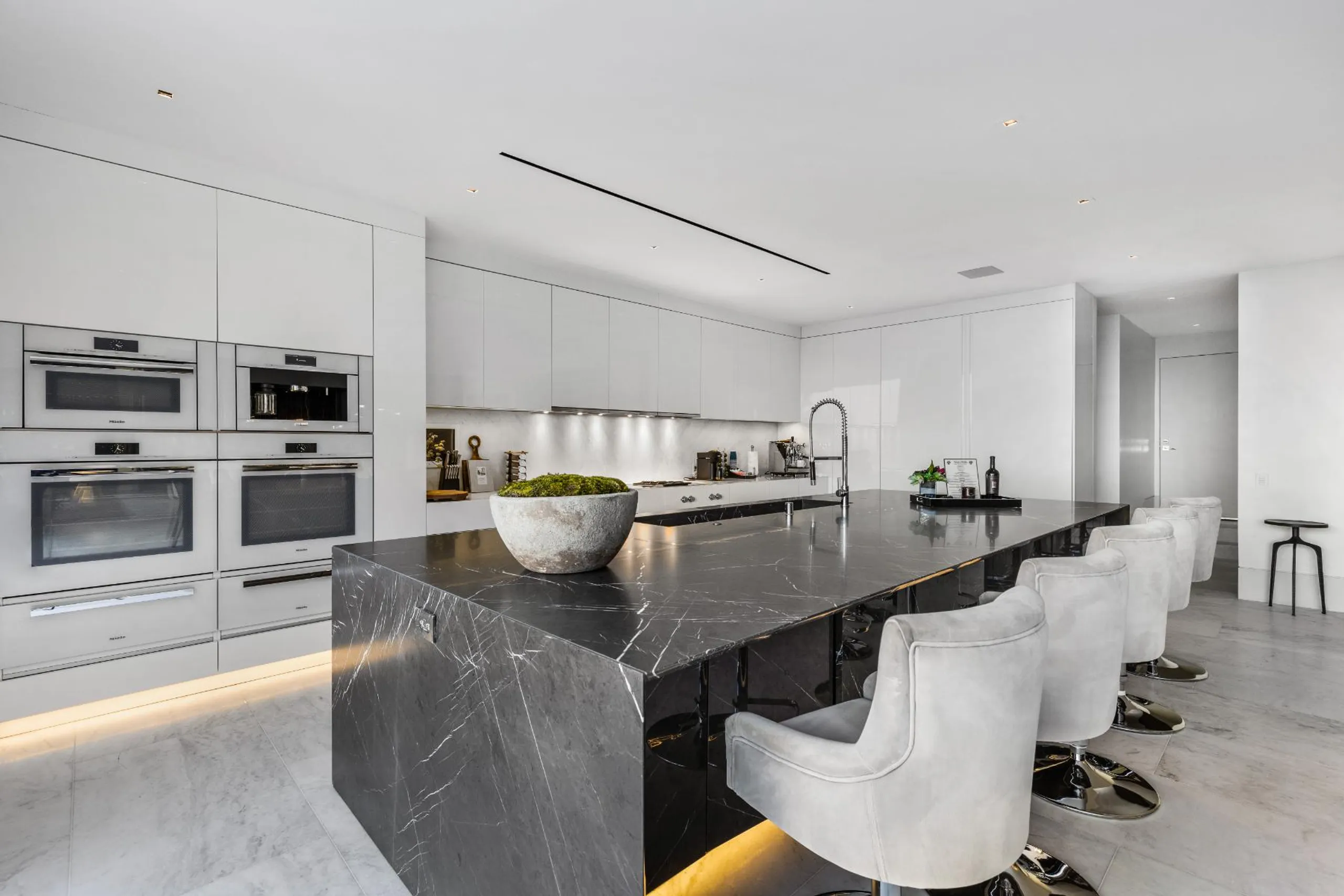 Contemporary Architectural Modern Estate with Infinity Pool and City Views — photograph 9