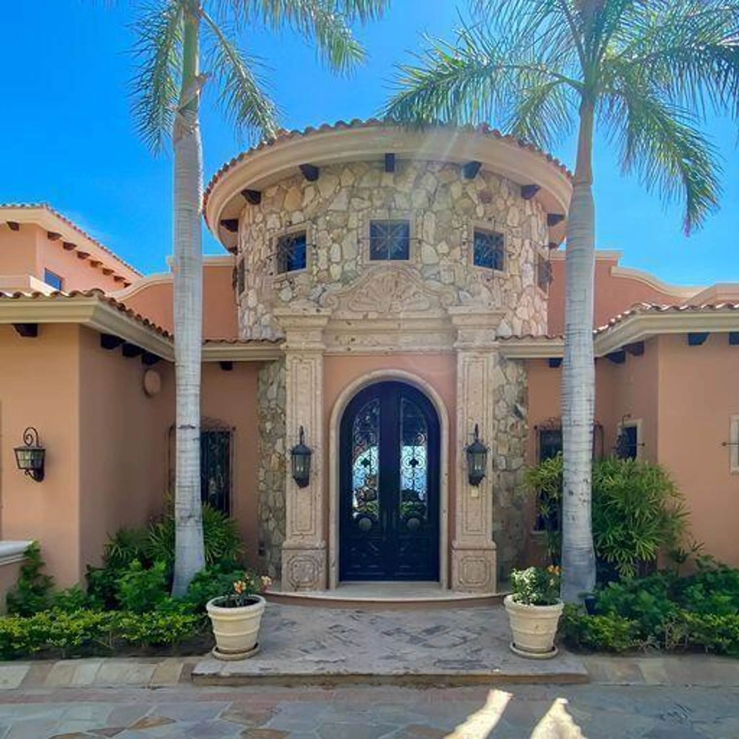 Elegant Palmilla Hacienda with Infinity Pool and Panoramic Views — photograph 5