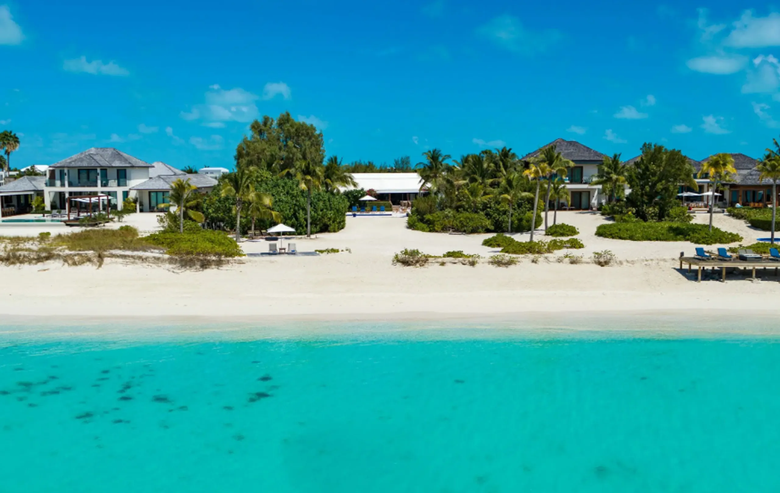 Timeless Beach House Experience with Stunning Views of Shimmering Sea — photograph 7