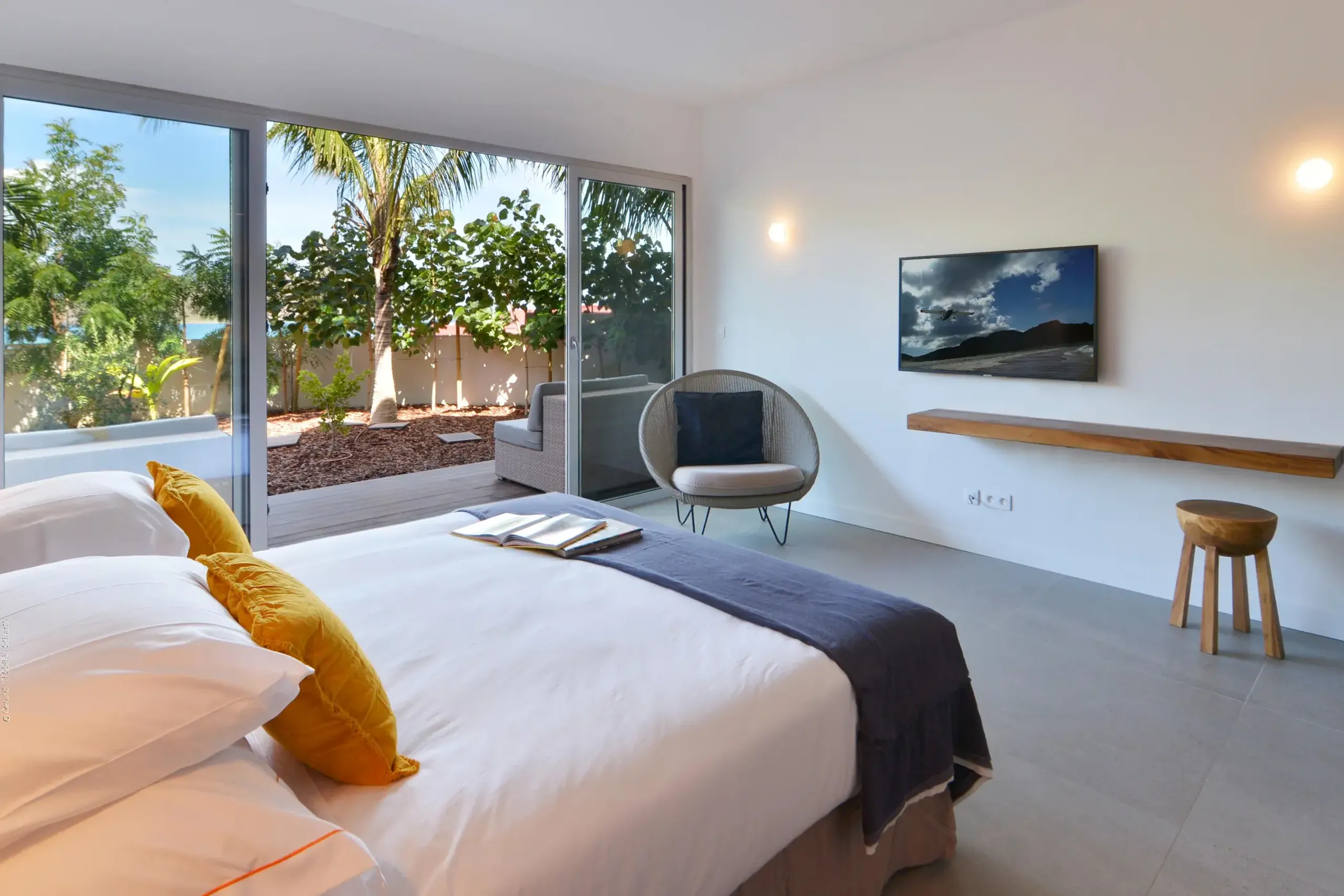 Captivating Seaside Villa with Infinity Pool and Walks to Beach — photograph 4