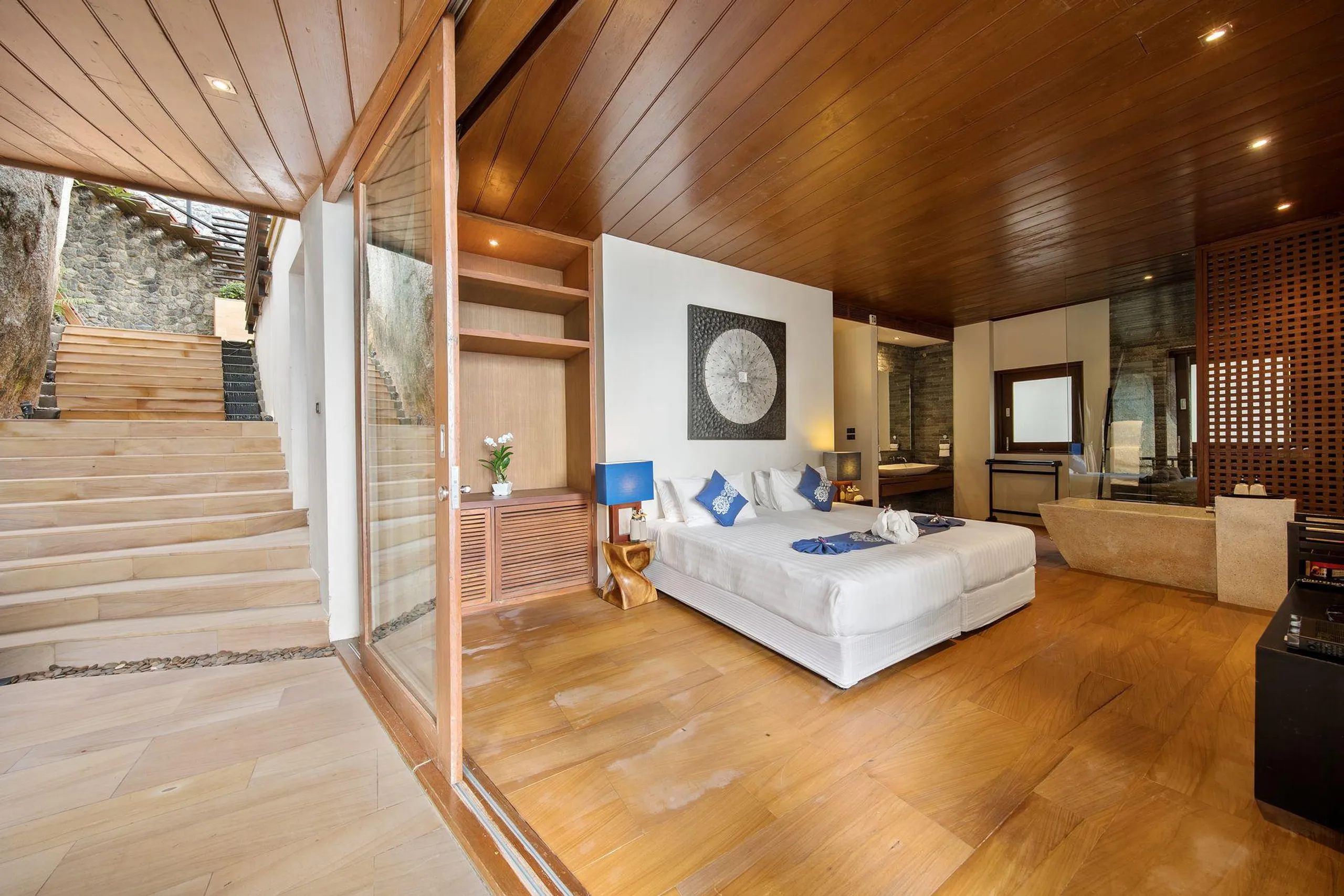 Imposing Modern Tropical Home with Private Pool and Stunning Sea Views — photograph 9