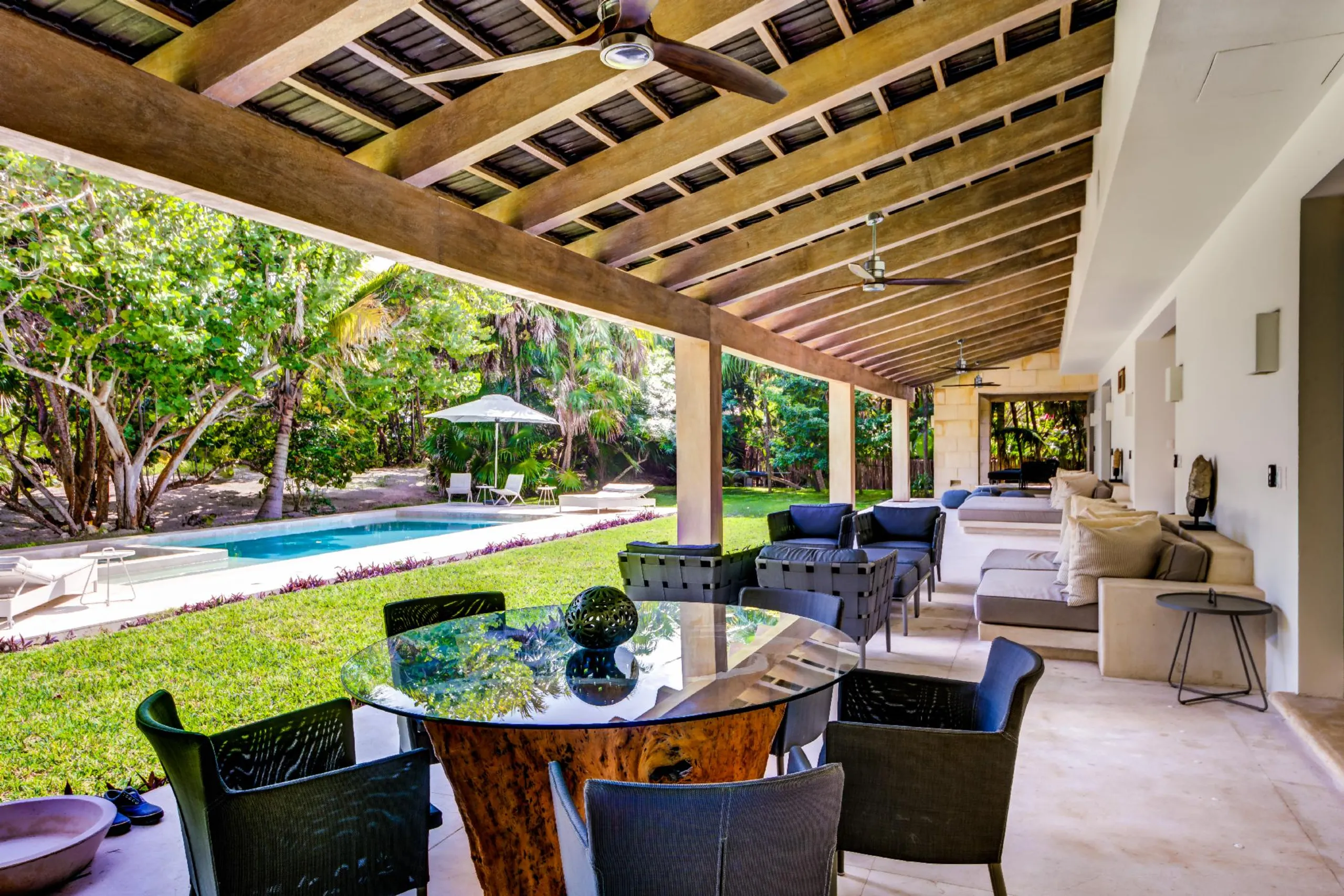 Luxury Tulum Lagoon Estate with Private Pool in Lush Oasis — photograph 2