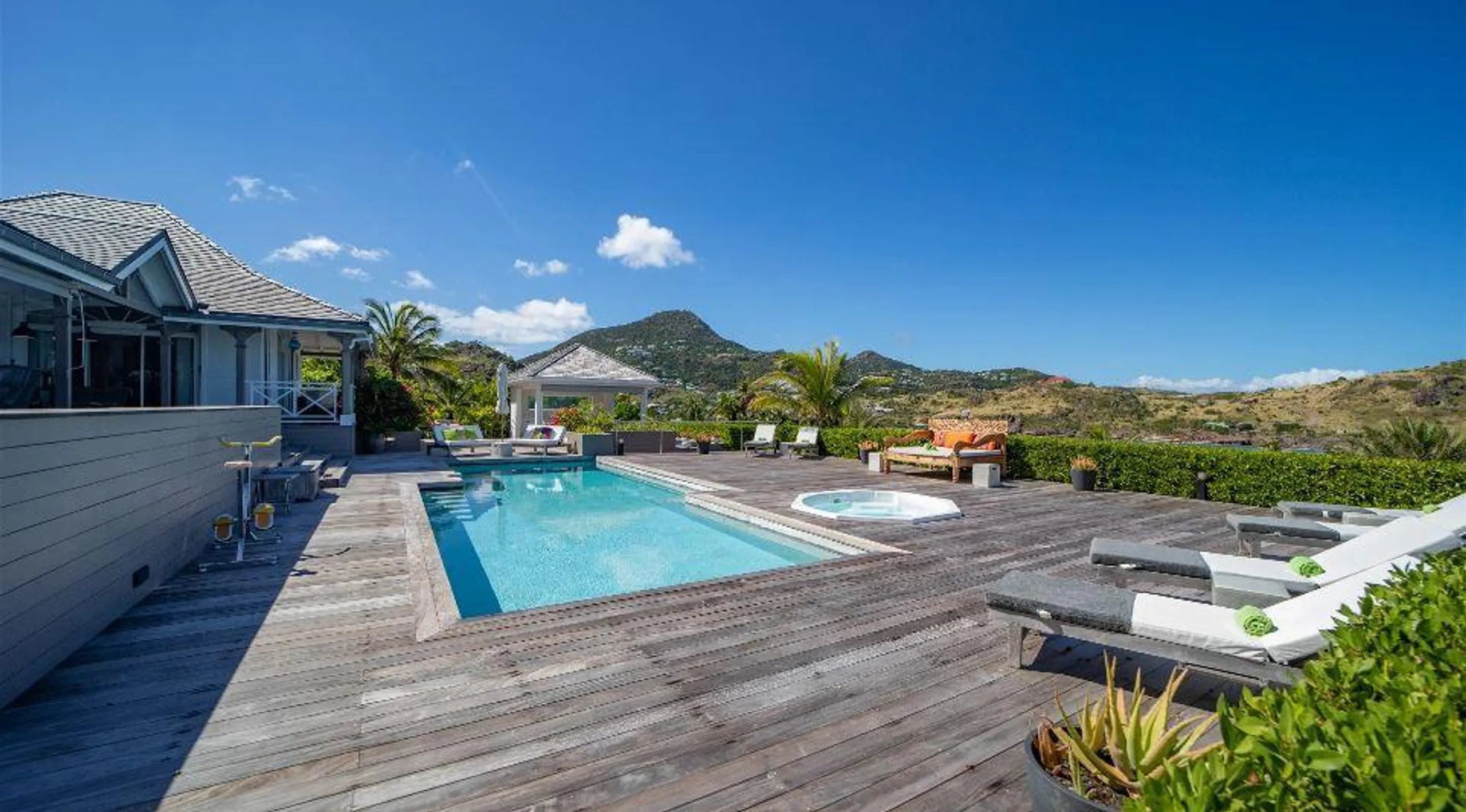Majestic Seaside Villa with Private Pool and Hot Tub — photograph 5