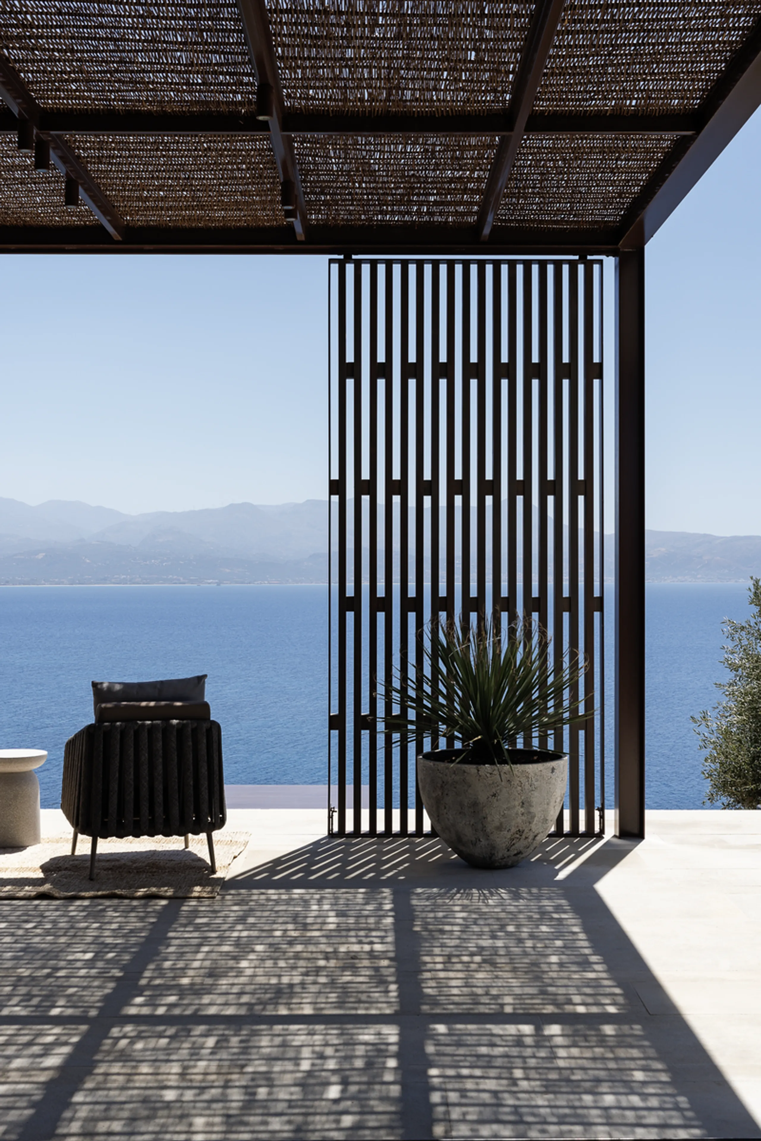 Captivating Waterfront Villa with Infinity Pool, Native Garden and Private Beach Access — photograph 11