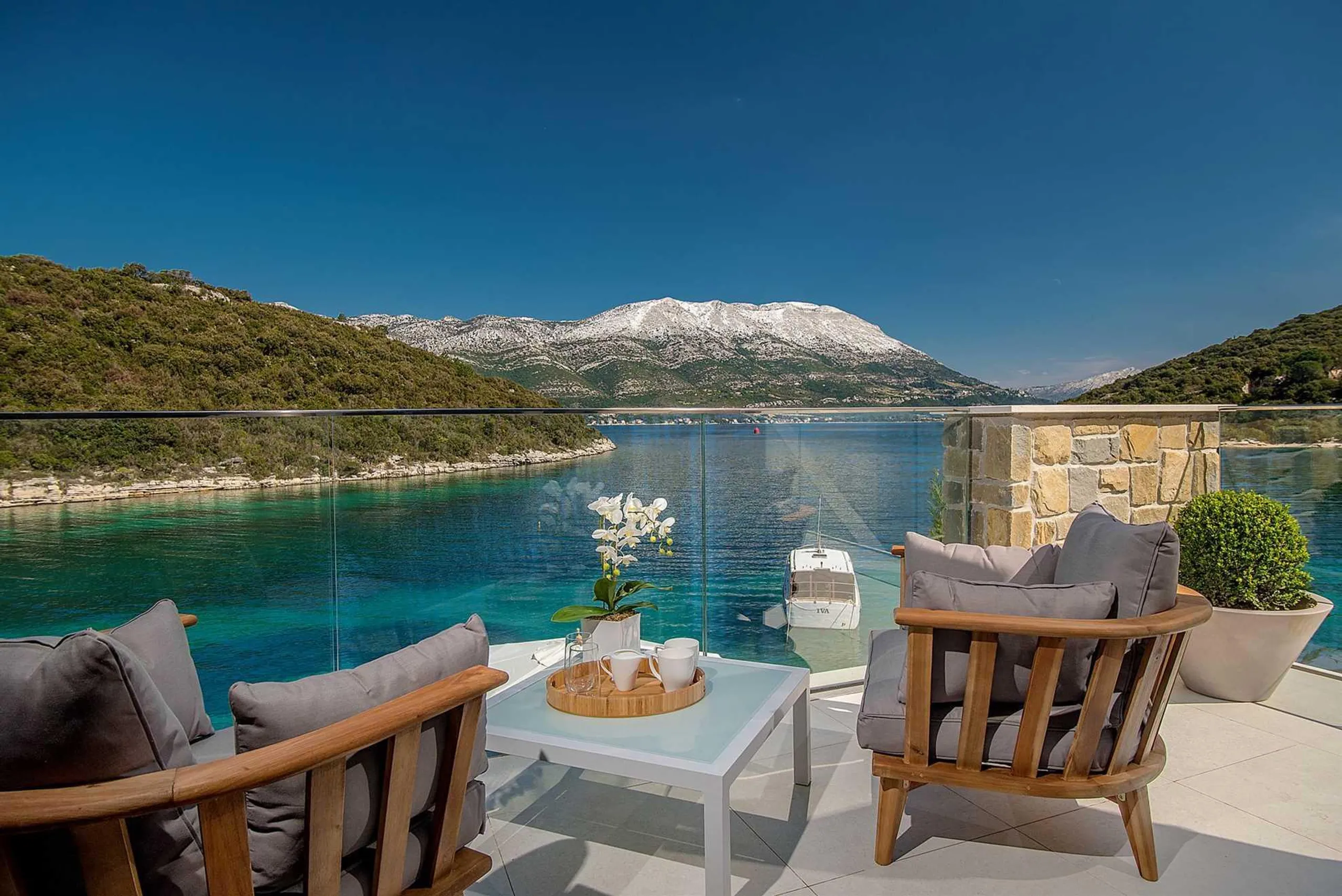 Splendid Modern Villa with Private Pool and Gorgeous Bay View — photograph 11