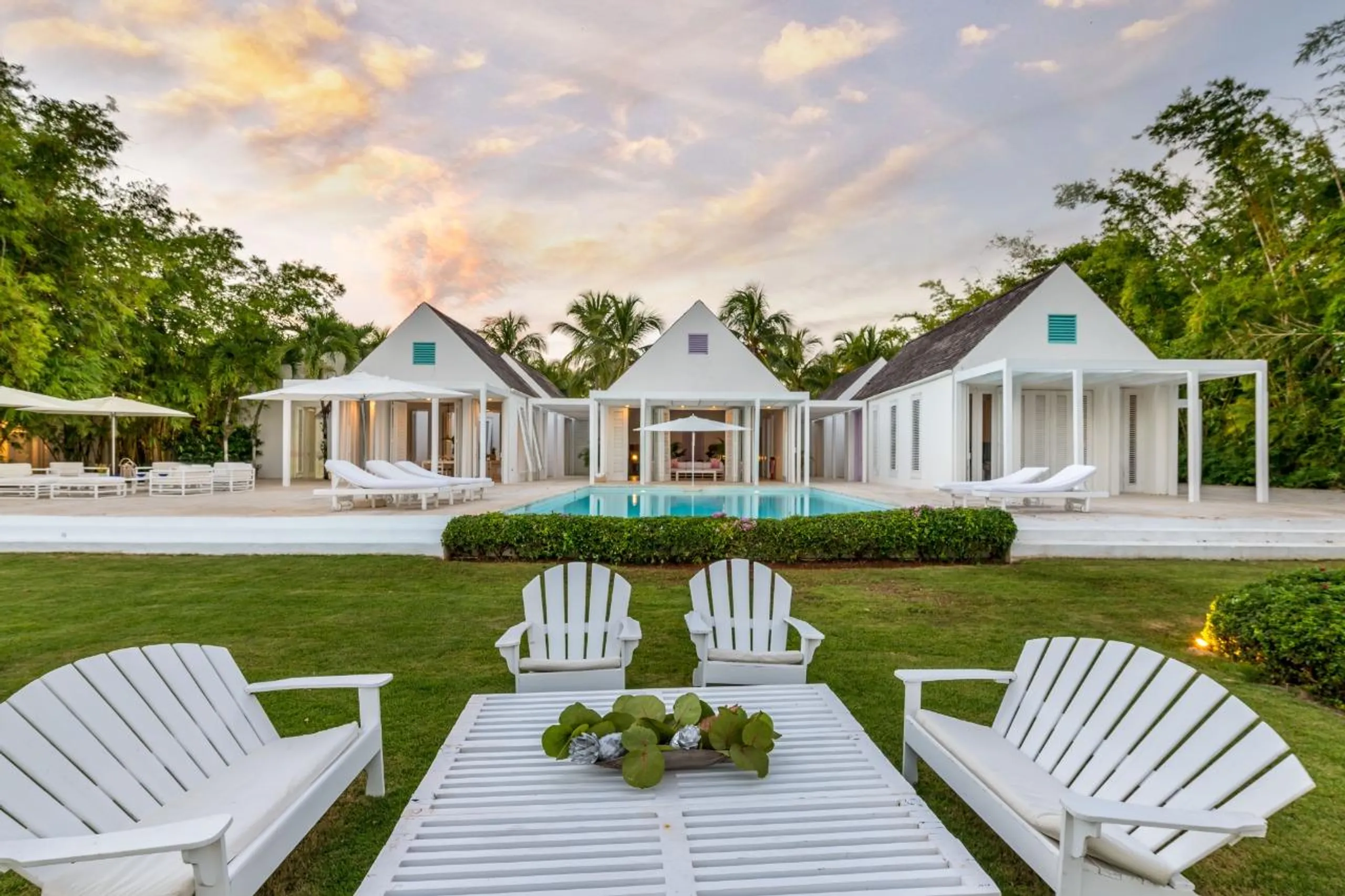 Spectacular Villa with Private Pool, Garden and Unobstructed Ocean Views — photograph 3