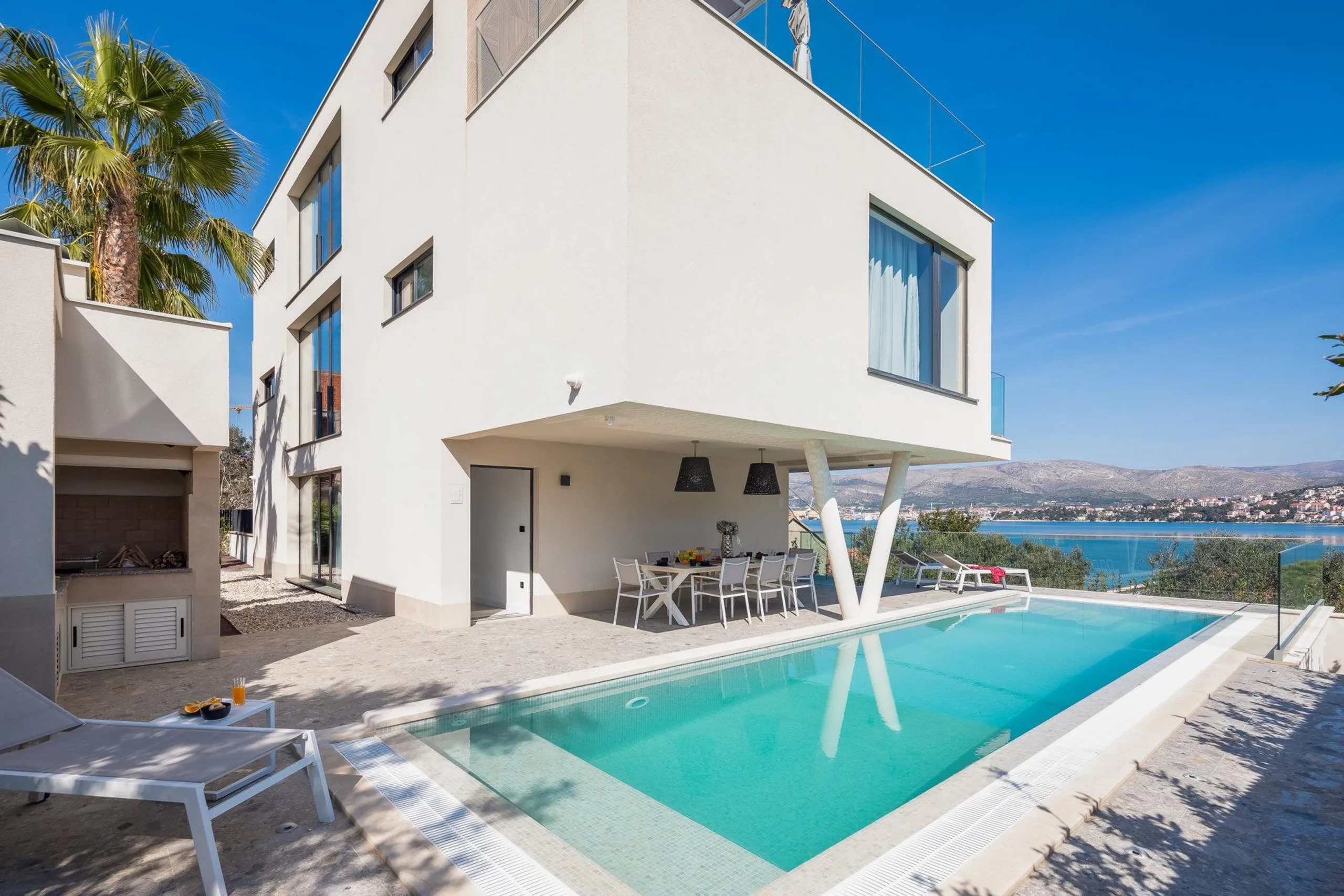 Chic Contemporary Retreat with Pool and Lovely Sea Views — photograph 5