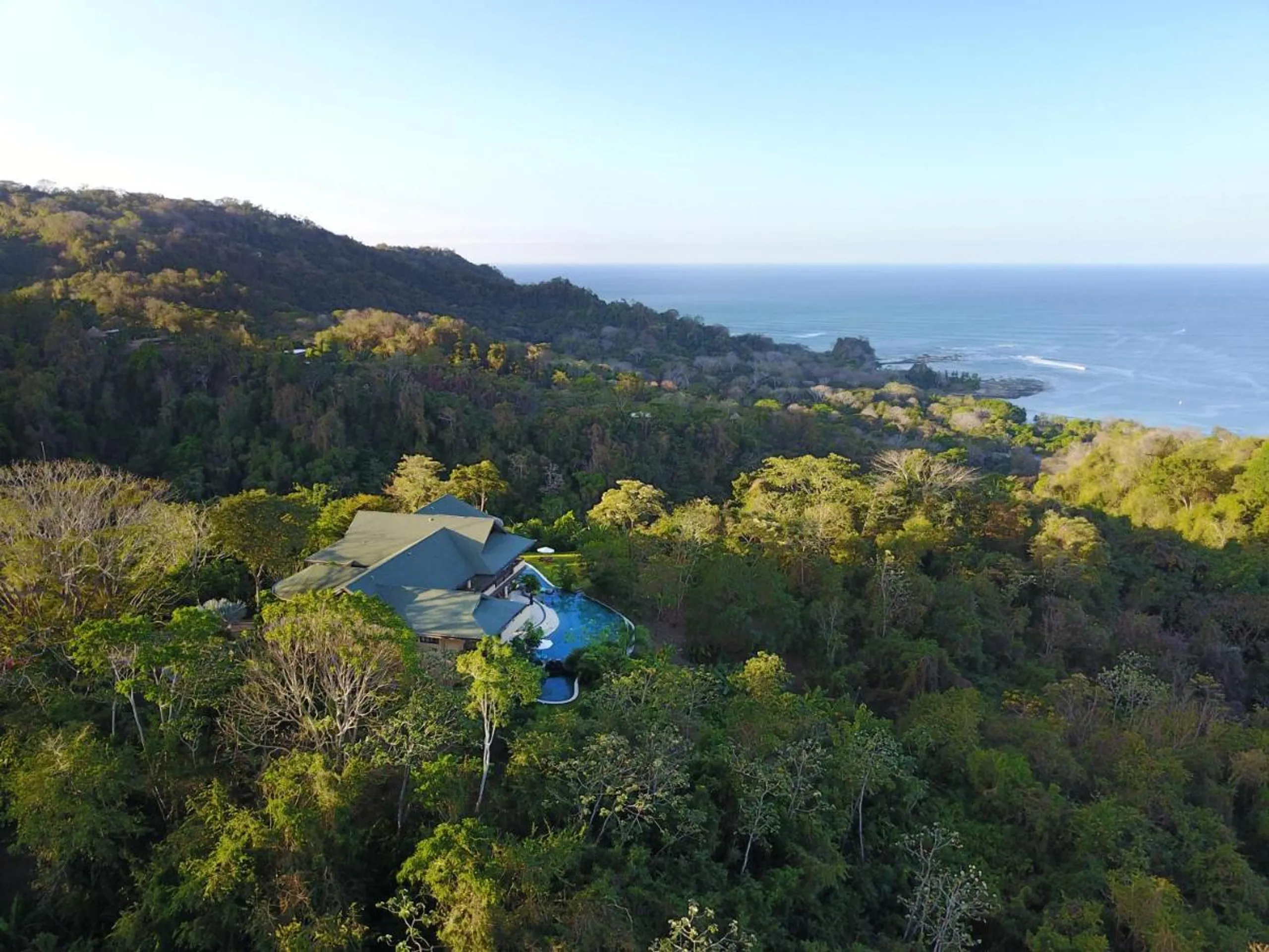 Elegantly Appointed Villa with Ocean-View Infinity Pool and Spacious Master Suites — photograph 8