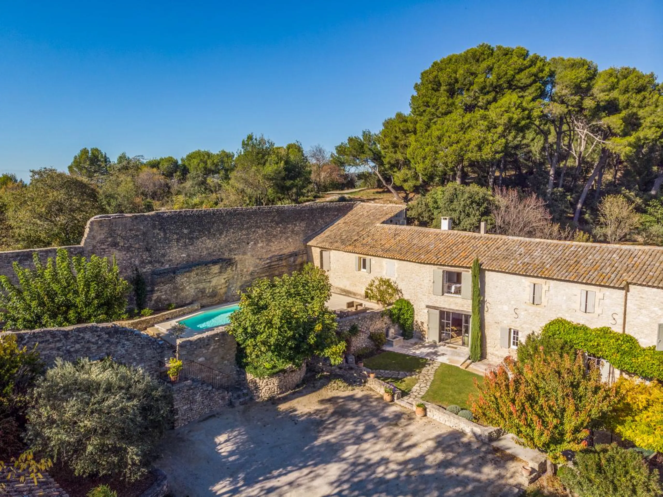 Resplendent 17th Century Villa with Private Heated Pool and Scenic Trails, Lagnes
