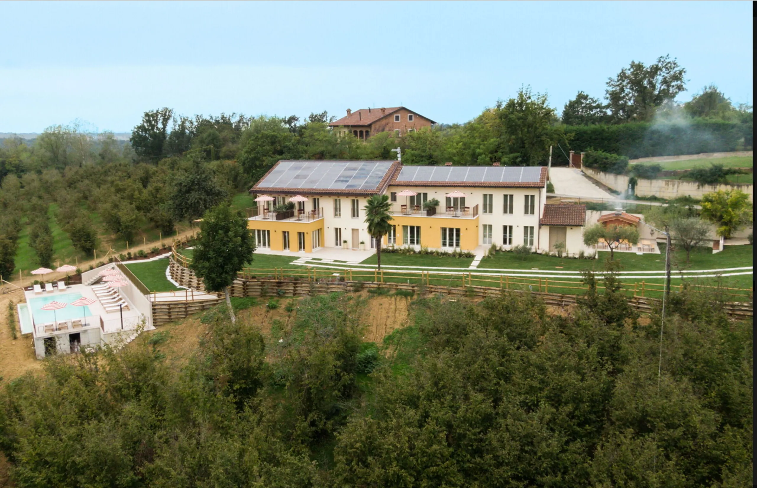 Imposing Italian Estate with Invigorating Pool and Dining Al-Fresco — photograph 8