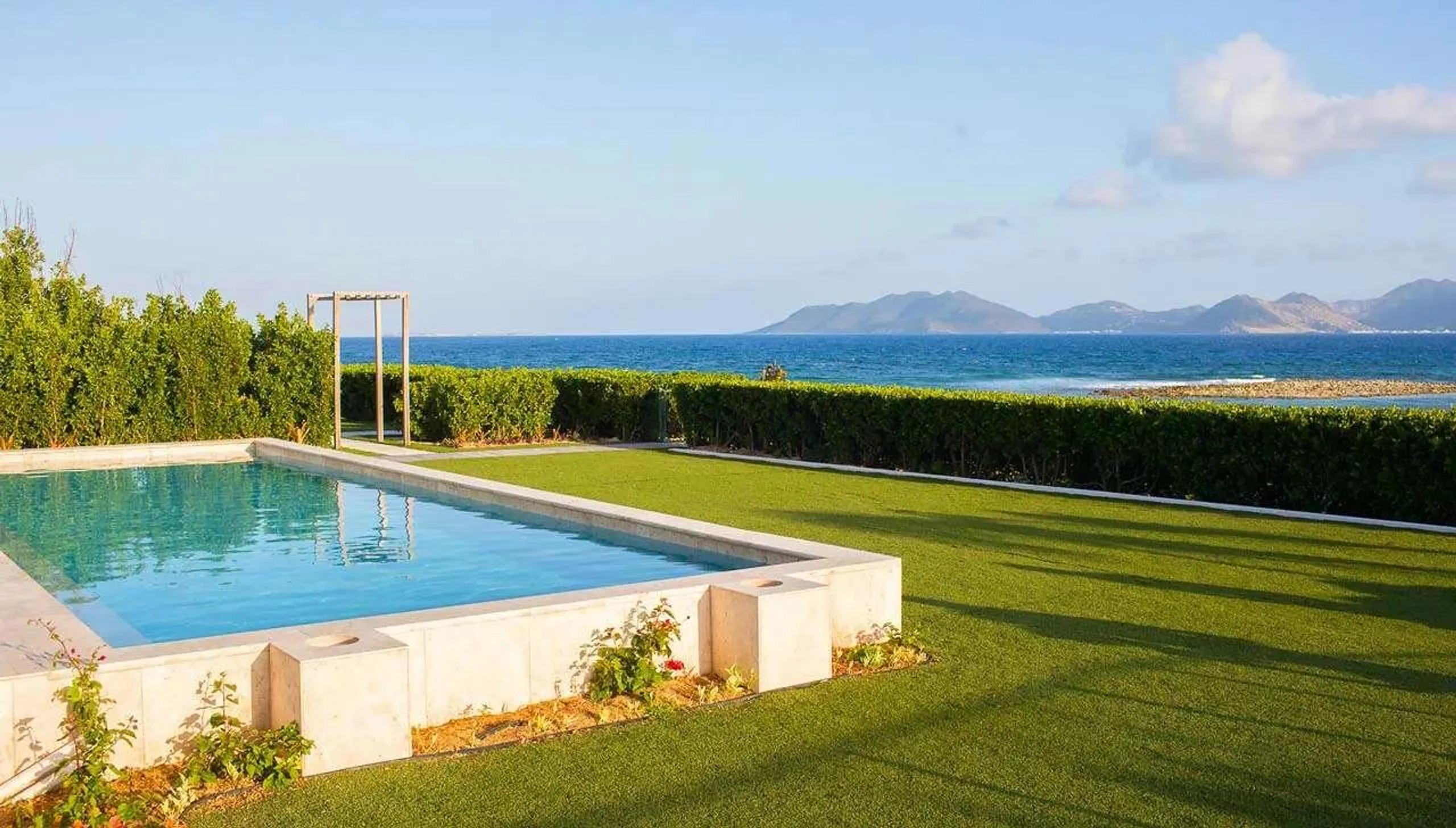 Contemporary Beachfront Villa with Invigorating Pool — photograph 7