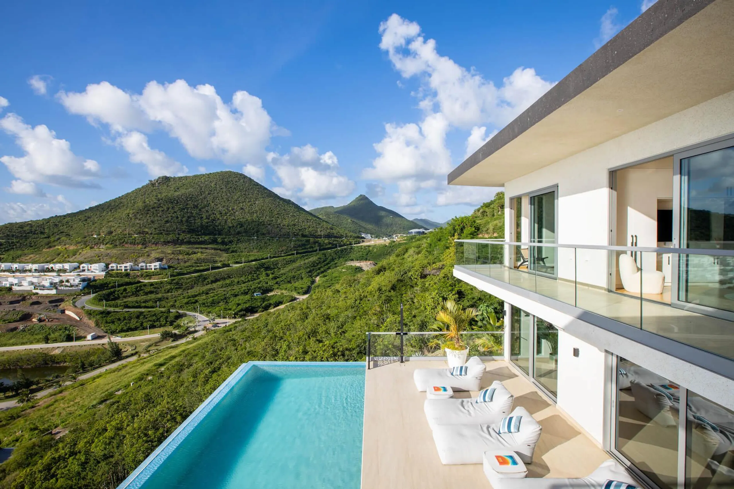 Indigo Bay's Decadence Luxury Villa with Infinity Pool and Breathtaking Ocean Views — photograph 8