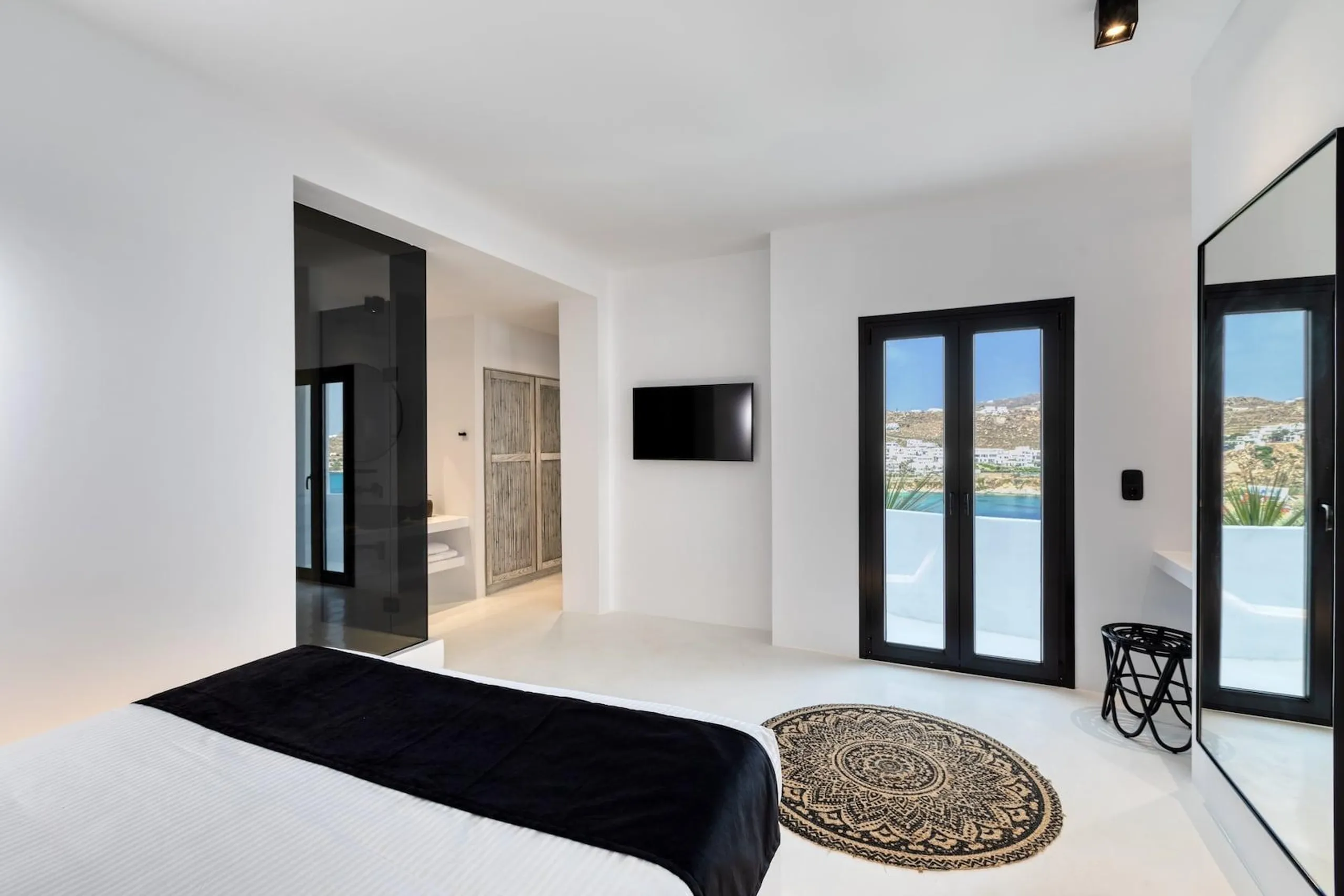 Abundant Mykonos Estate with Crystalline Pool and Jacuzzi — photograph 7
