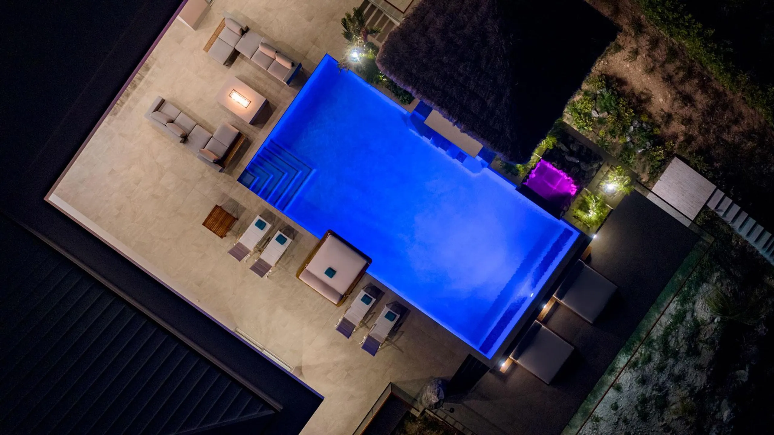 Contemporary Waterfront Villa with Poolside Terrace and Direct water Access — photograph 3