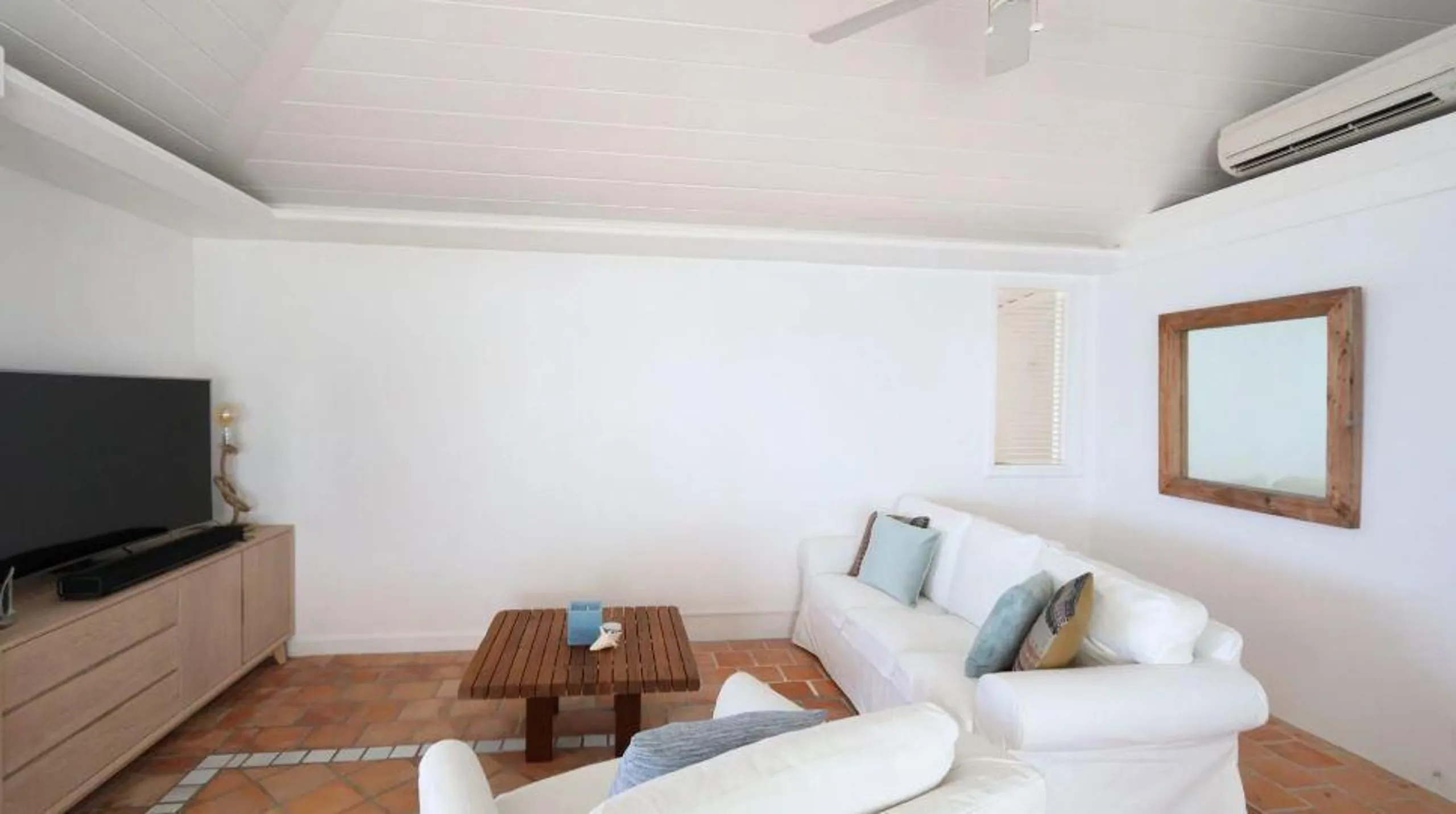 Relaxing Oasis Villa with Ocean Views and a Jacuzzi in St. Barths — photograph 12