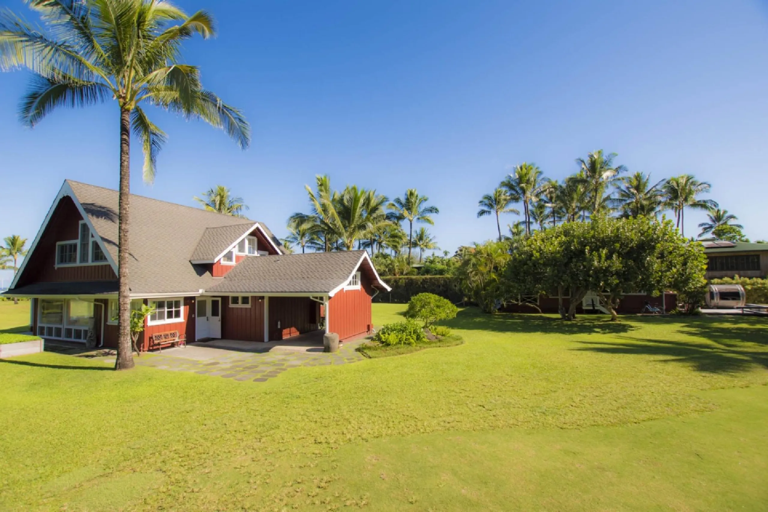 Gorgeous Bay Villa with Lush Garden Grounds with Sweeping Views of Hanalei Bay — photograph 8