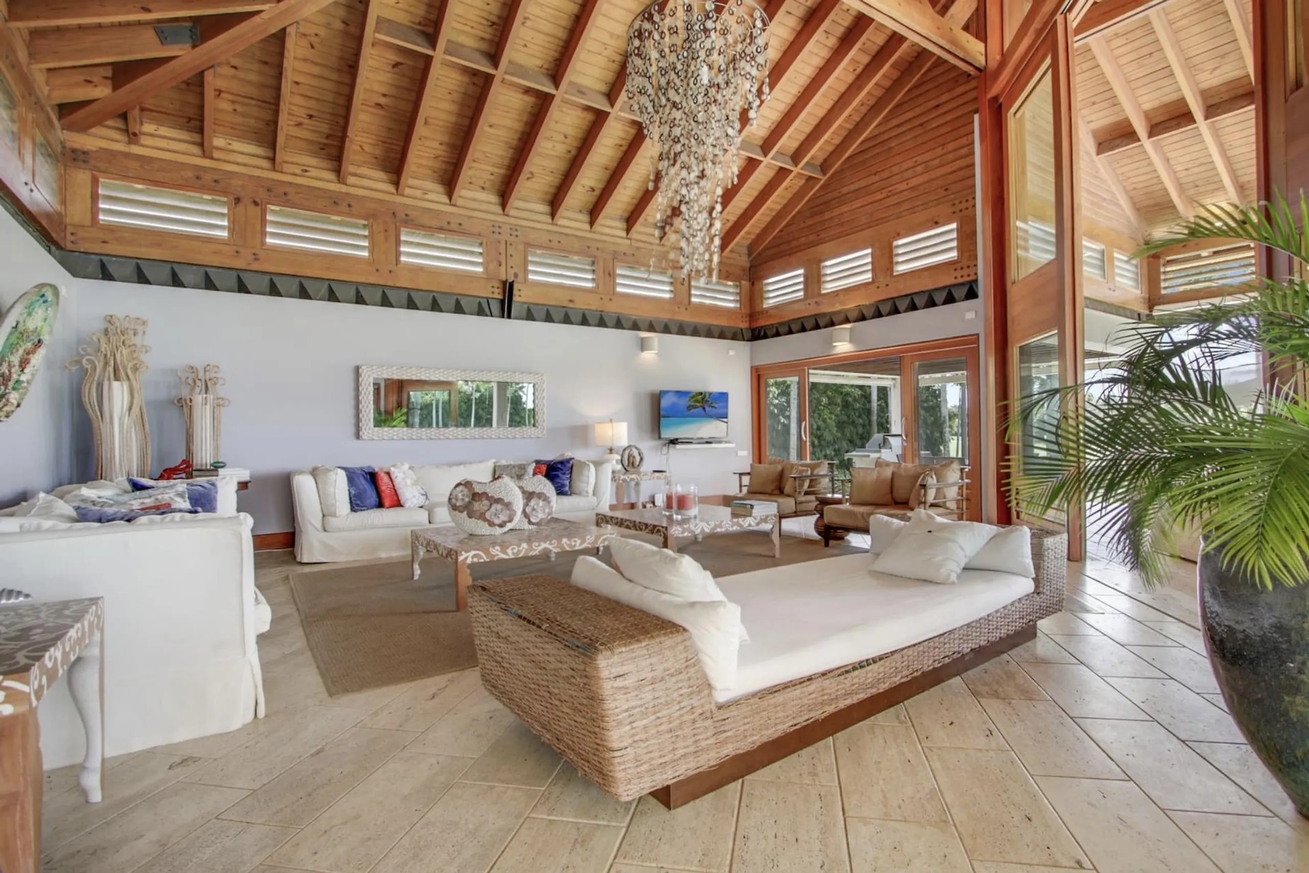 Radiant Spacious Retreat with Infinity Pool, Jacuzzi and Caribbean Sea Views — photograph 10