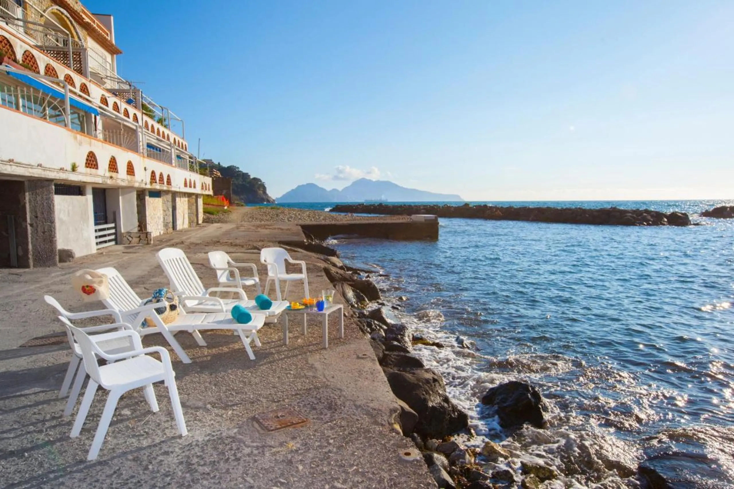 Superb Traditional Villa with Mesmerising Gulf of Naples and Capri Views — photograph 2